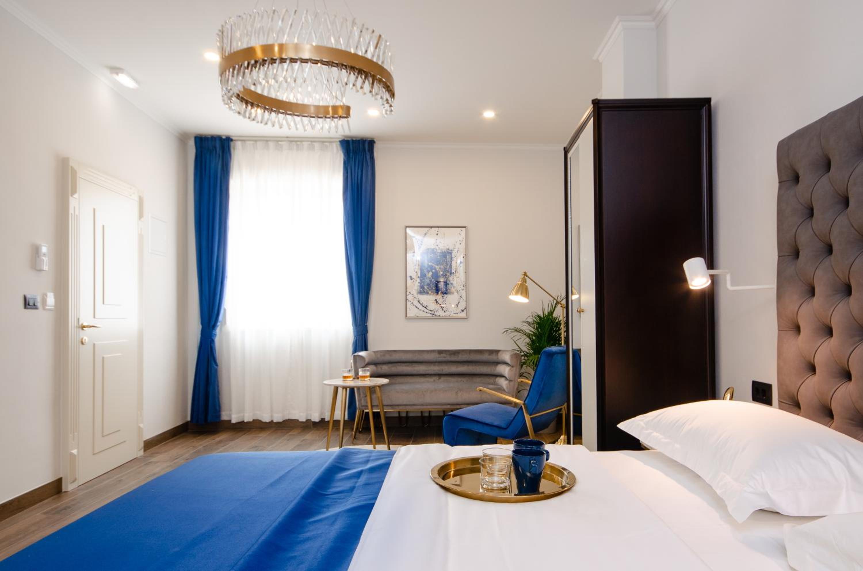 Deluxe King Room - Photo 1