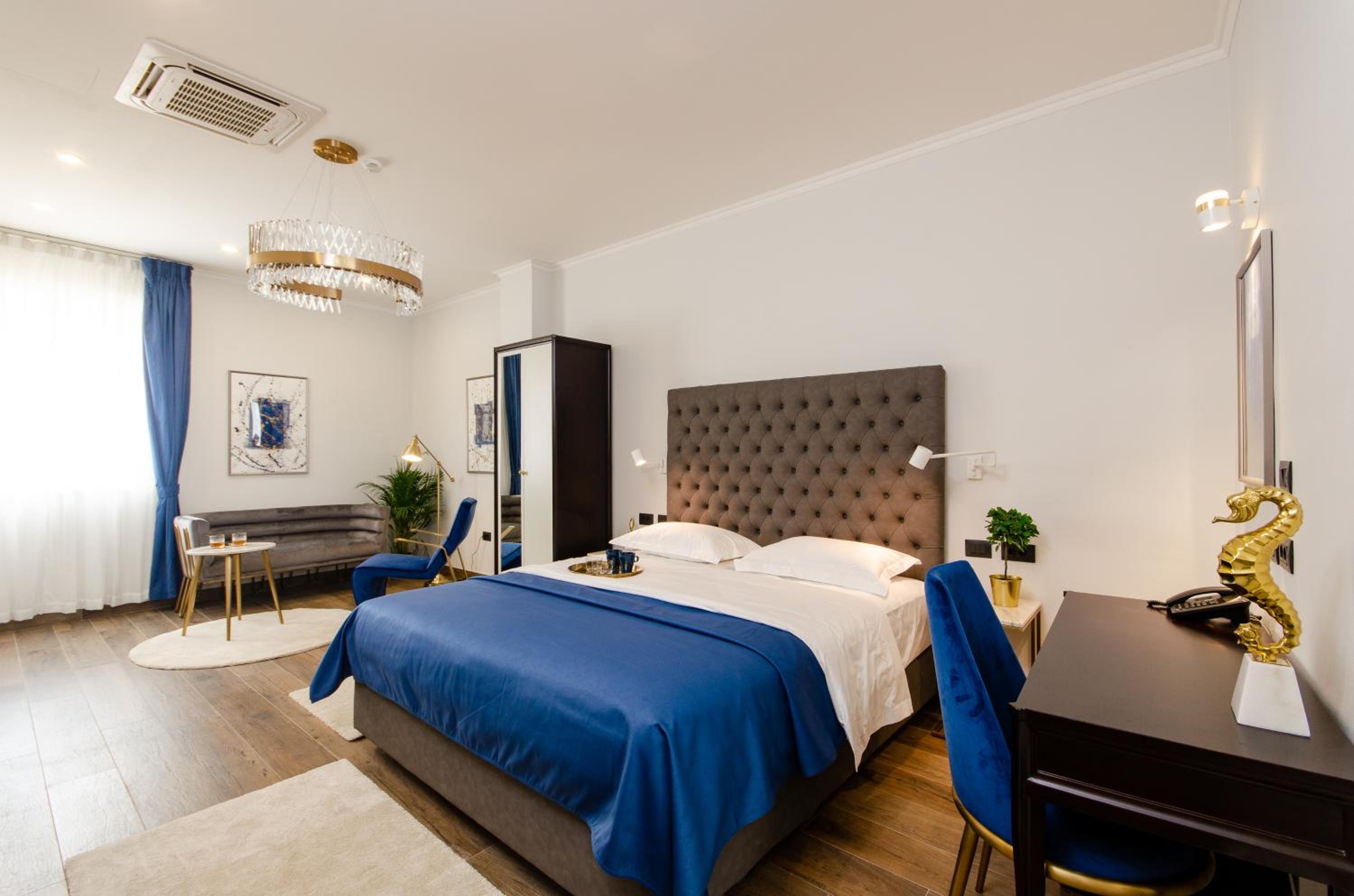Deluxe King Room - Photo 2