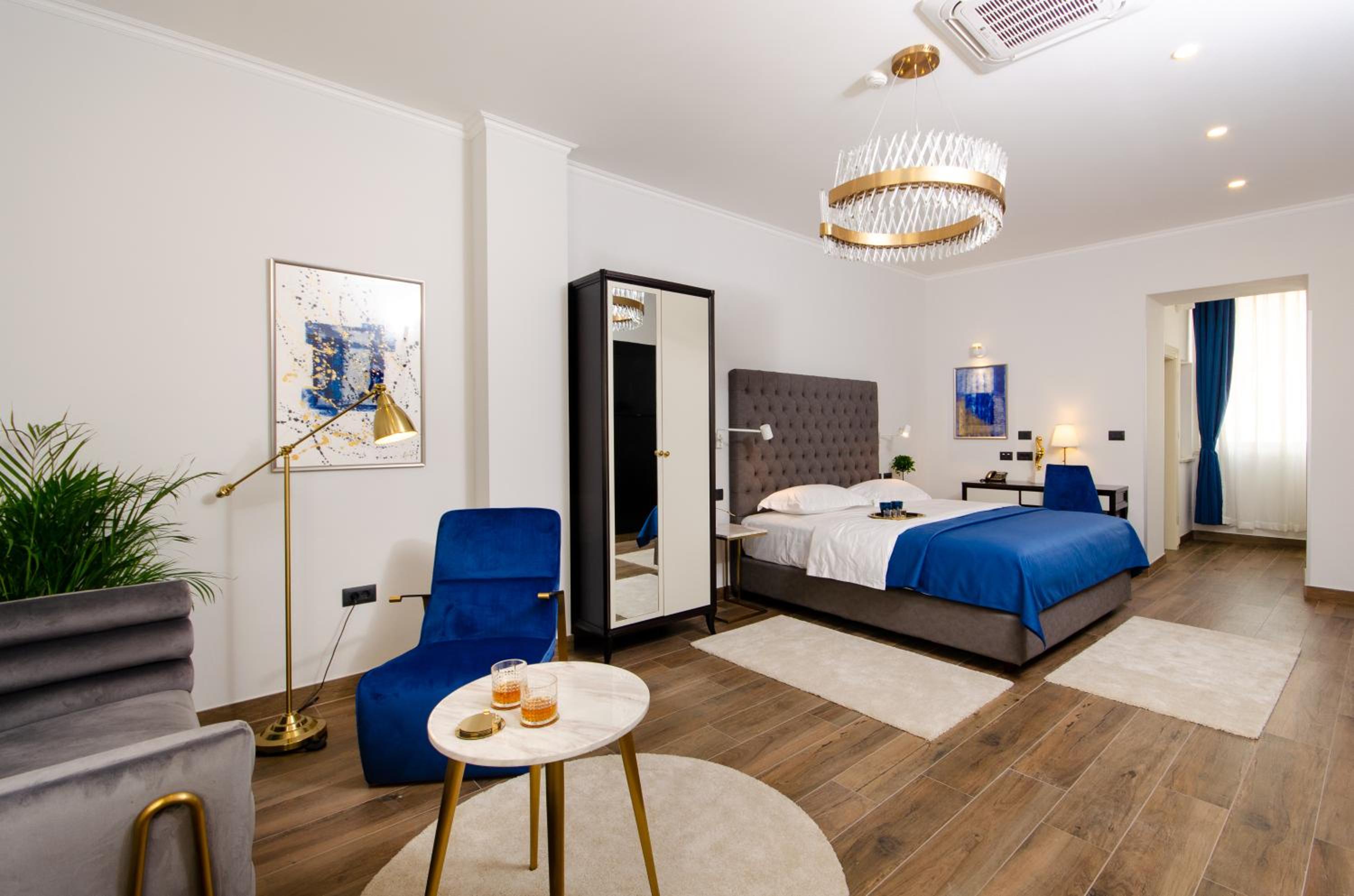 Deluxe King Room - Photo 3