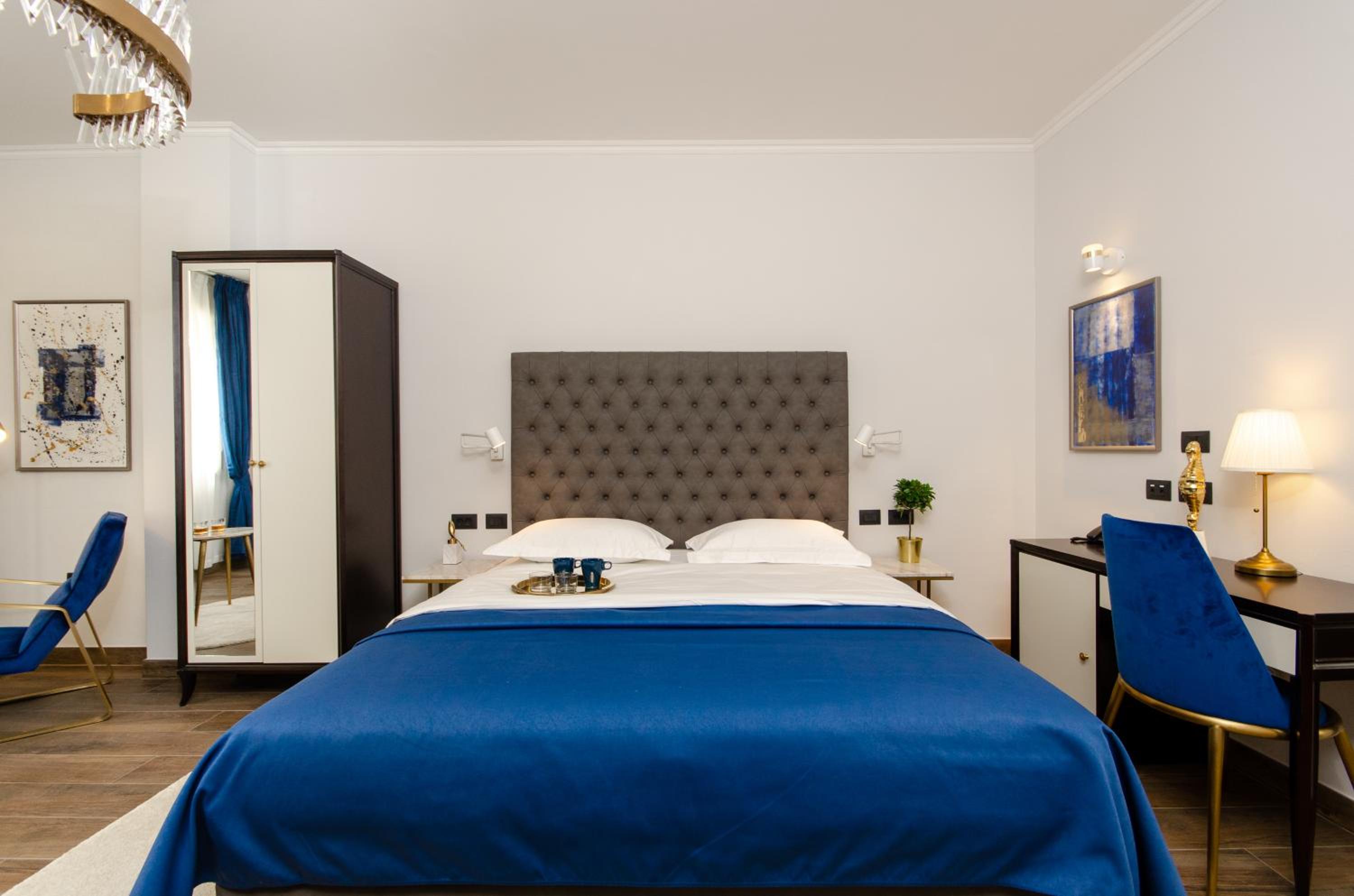 Deluxe King Room - Photo 13