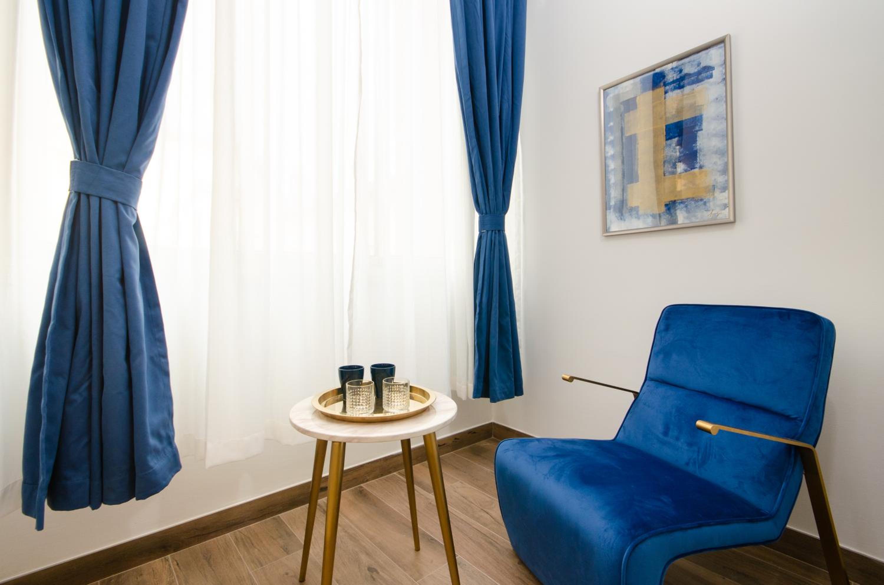 Superior King Room - Photo 4