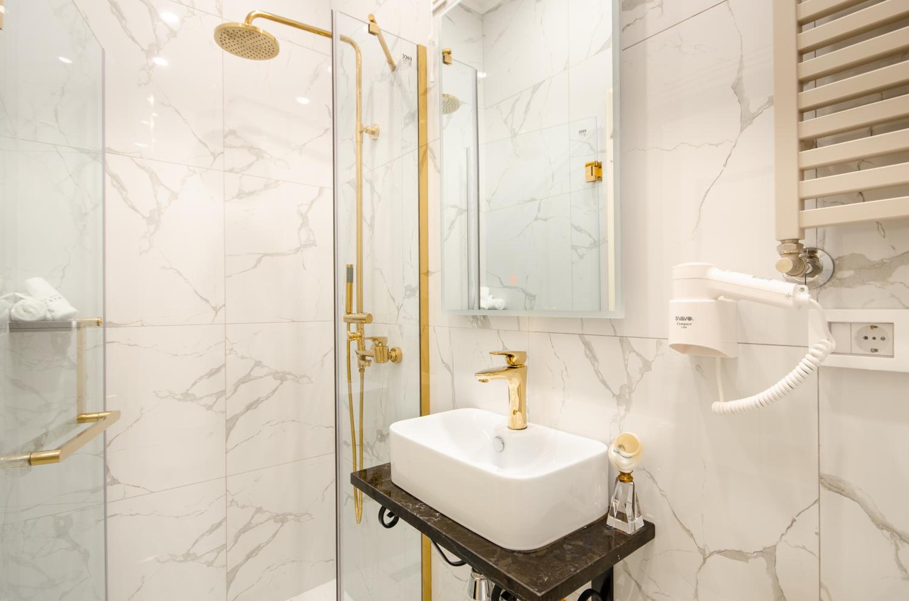 Double Room with Balcony - Photo 4