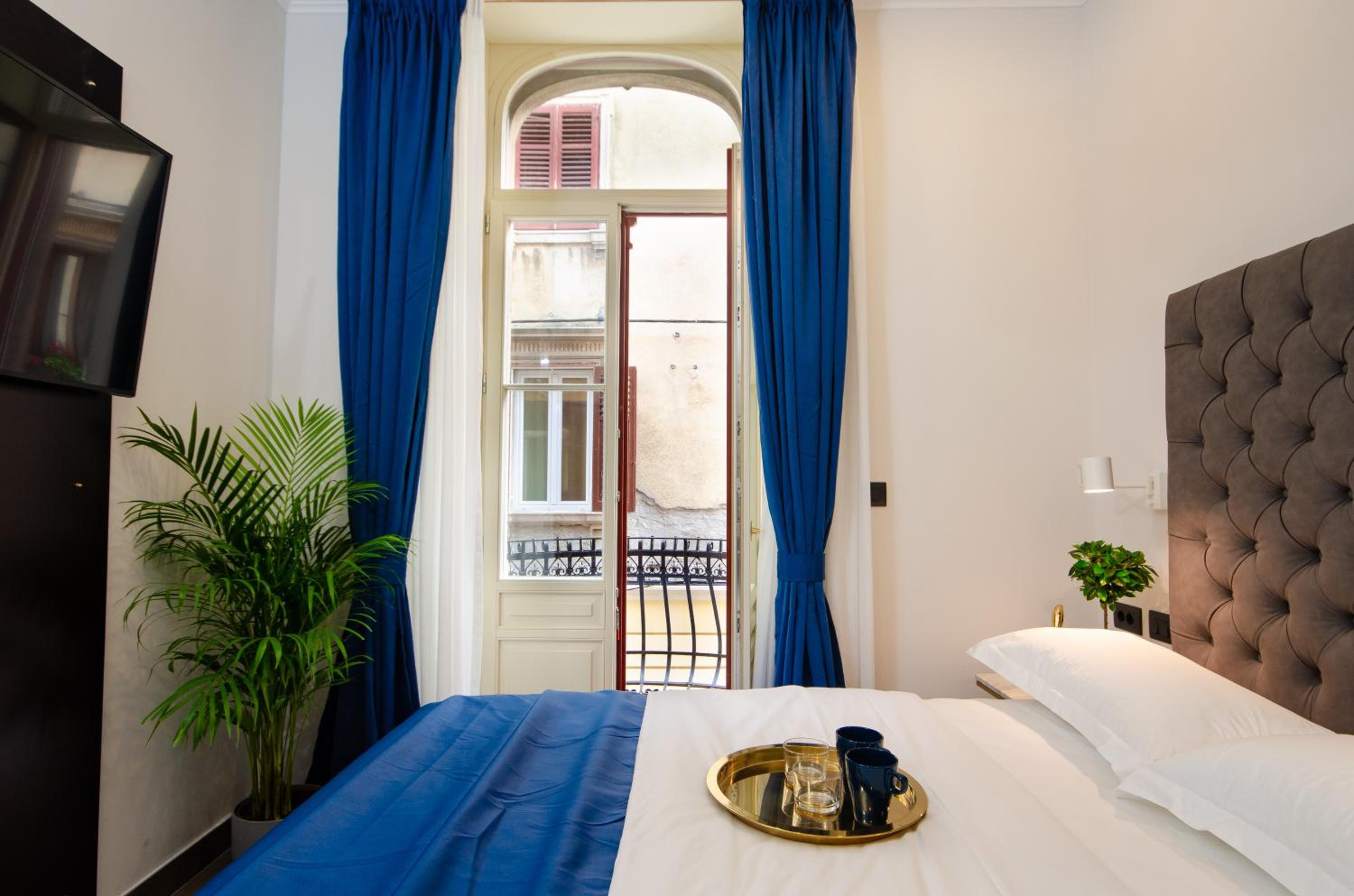 Double Room with Balcony - Photo 3