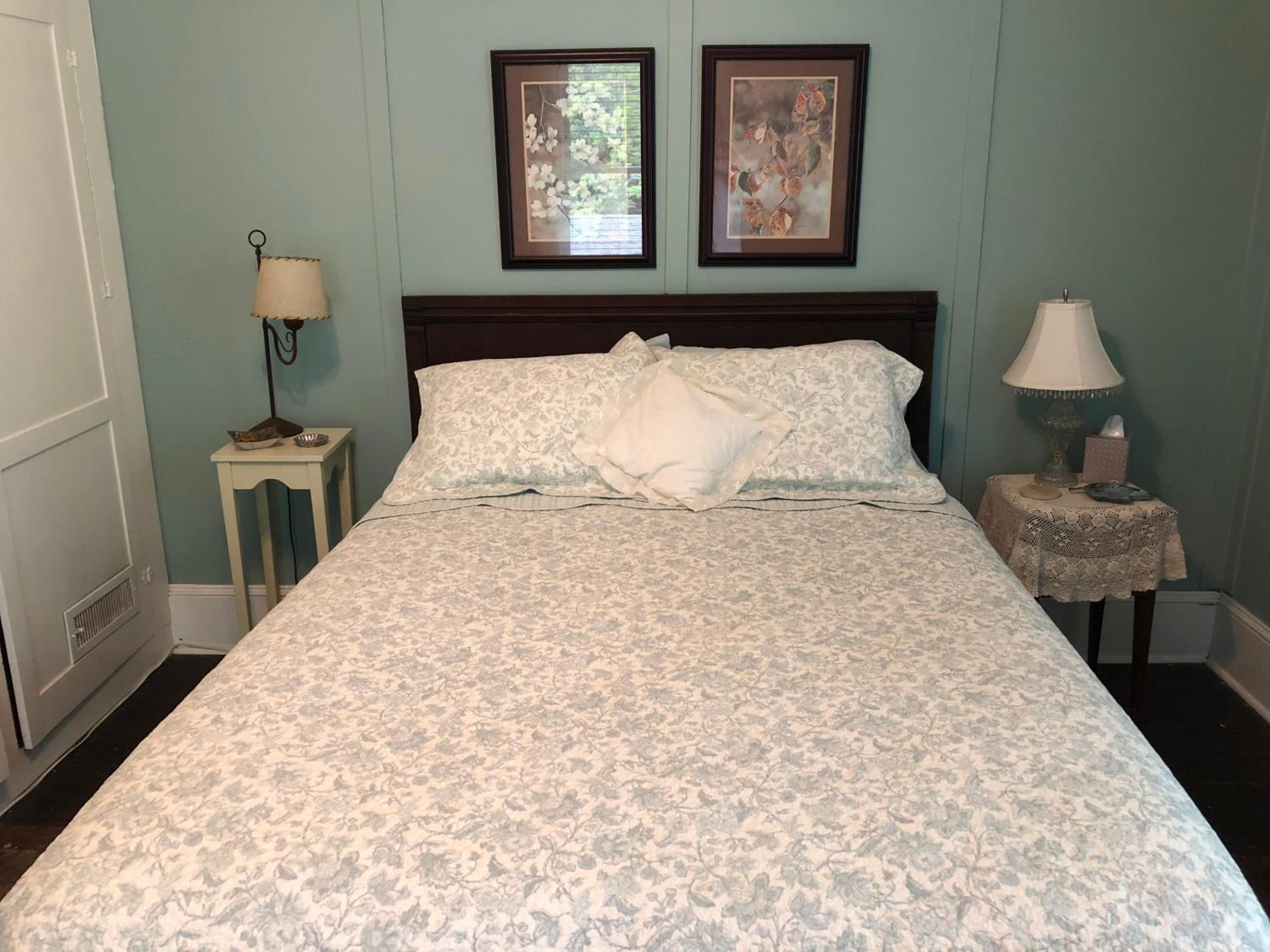 Queen Room with Shared Bathroom photo 1