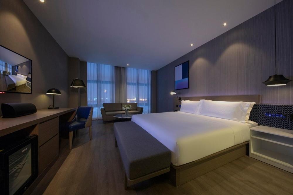 Business Queen Room