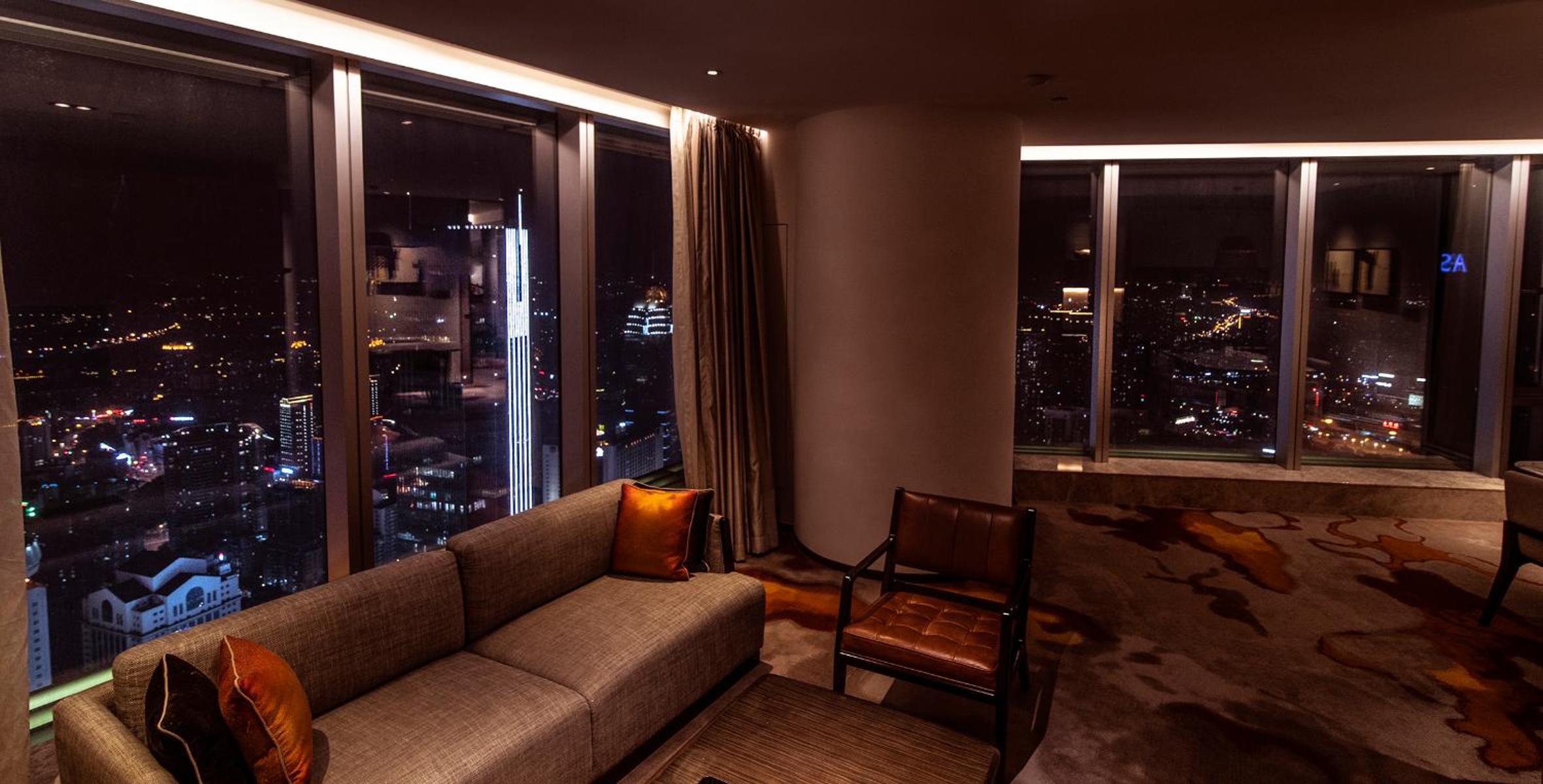 Deluxe King Room - Club Access photo 2