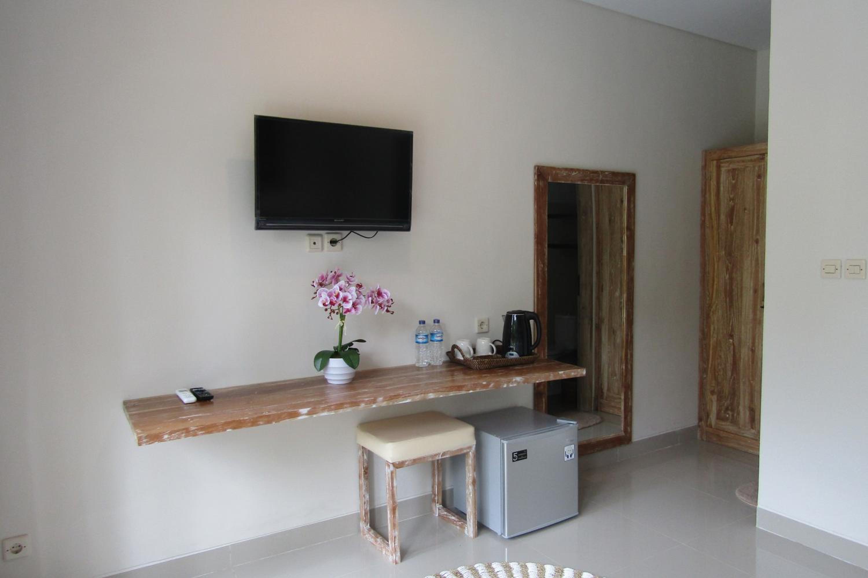 Deluxe Queen Suite - Photo 3
