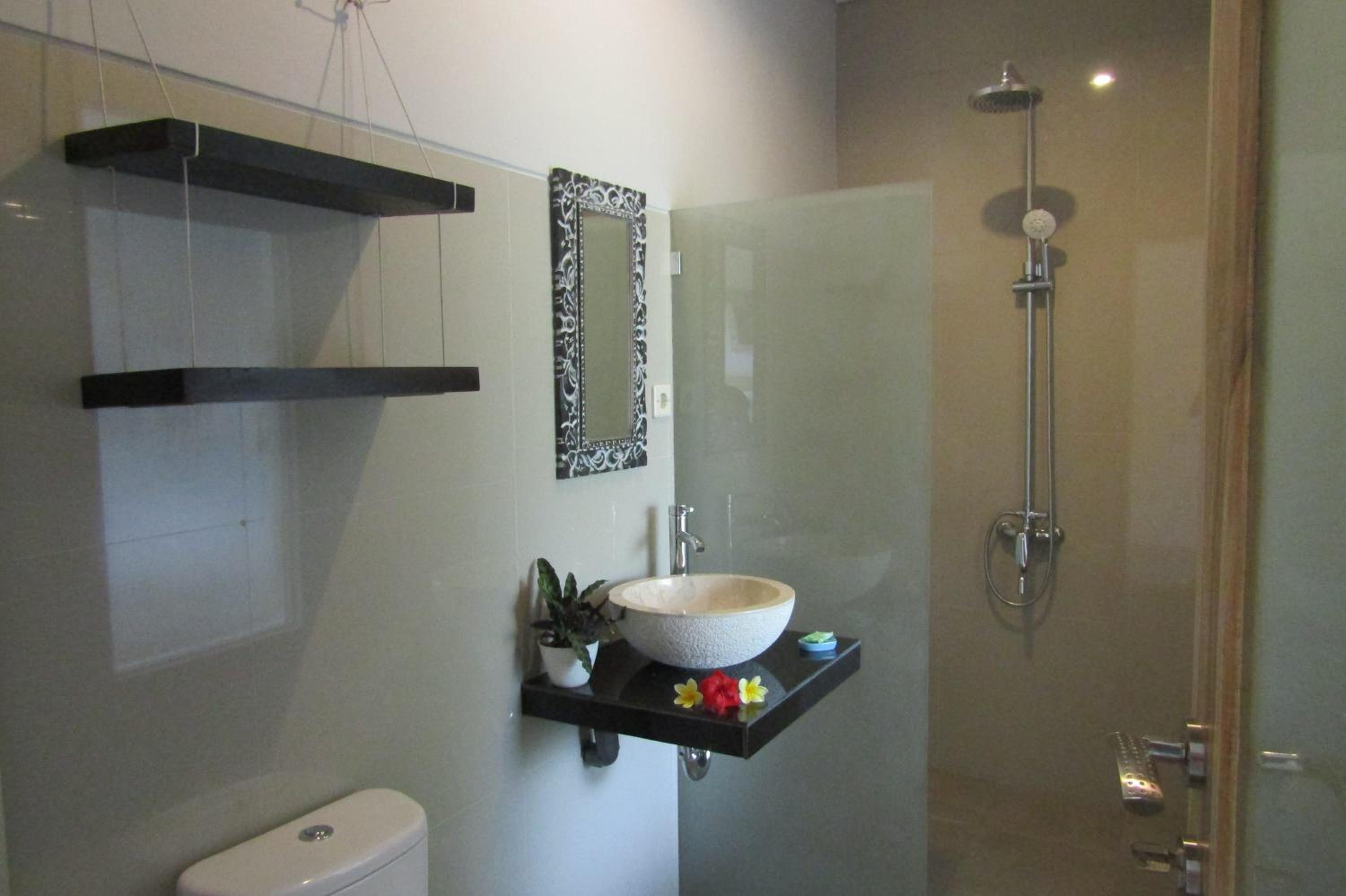 Deluxe Queen Suite - Photo 6