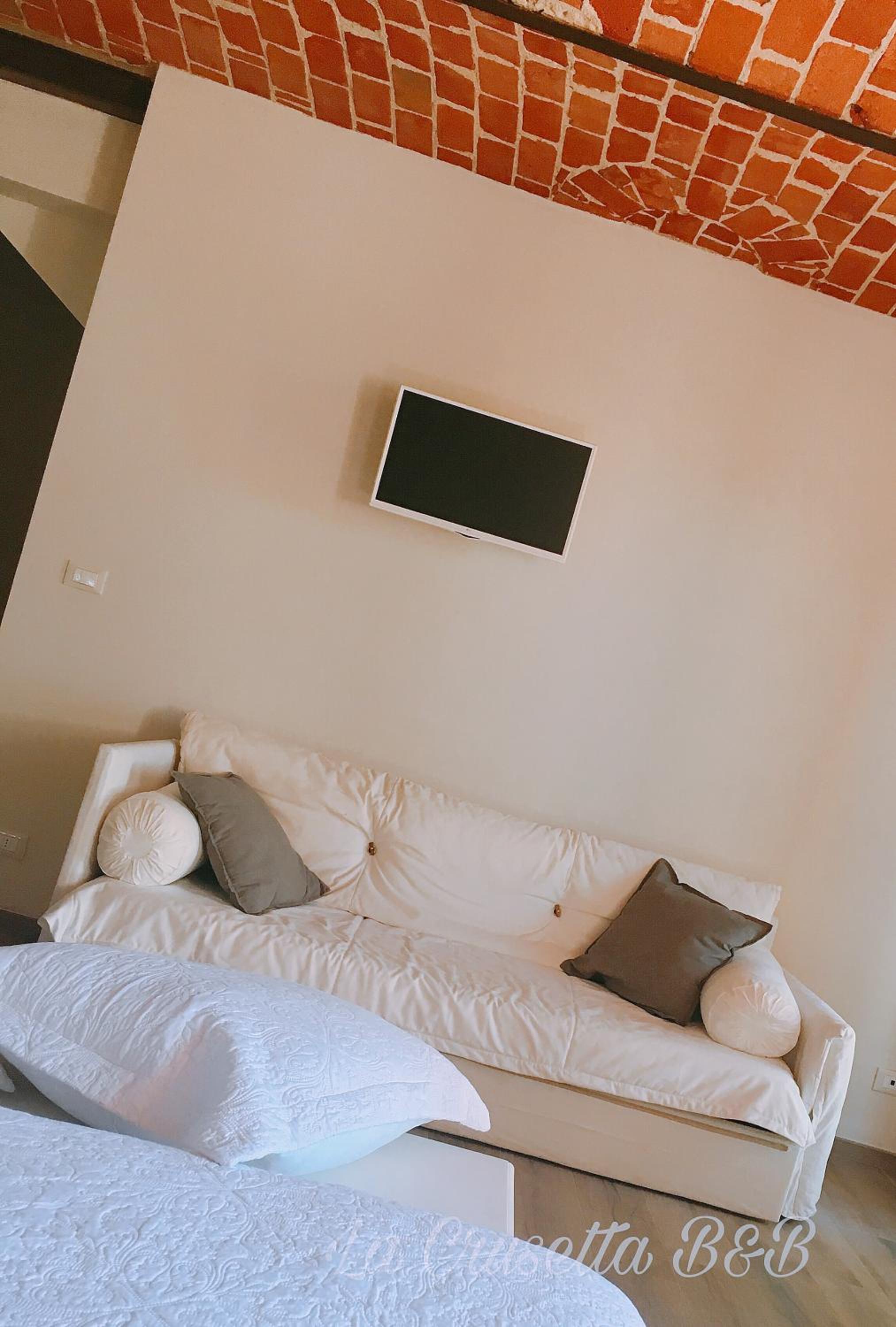 Large Double Room photo 3