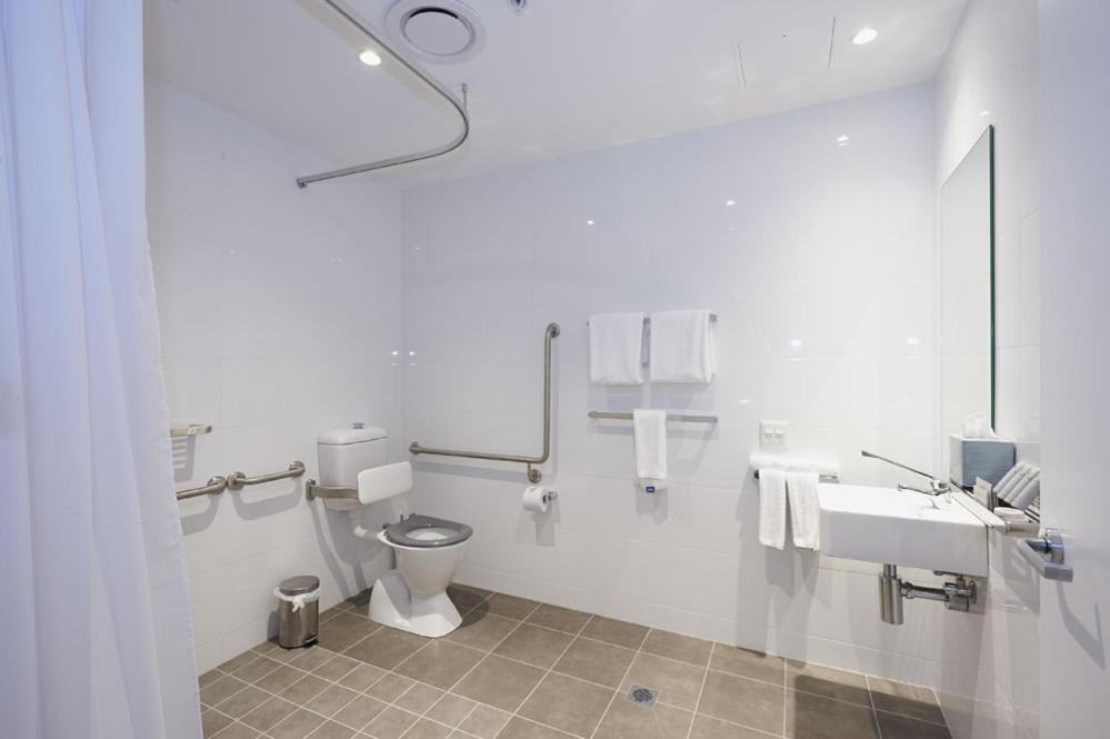 Accessible Executive One-Bedroom Apartment photo 3