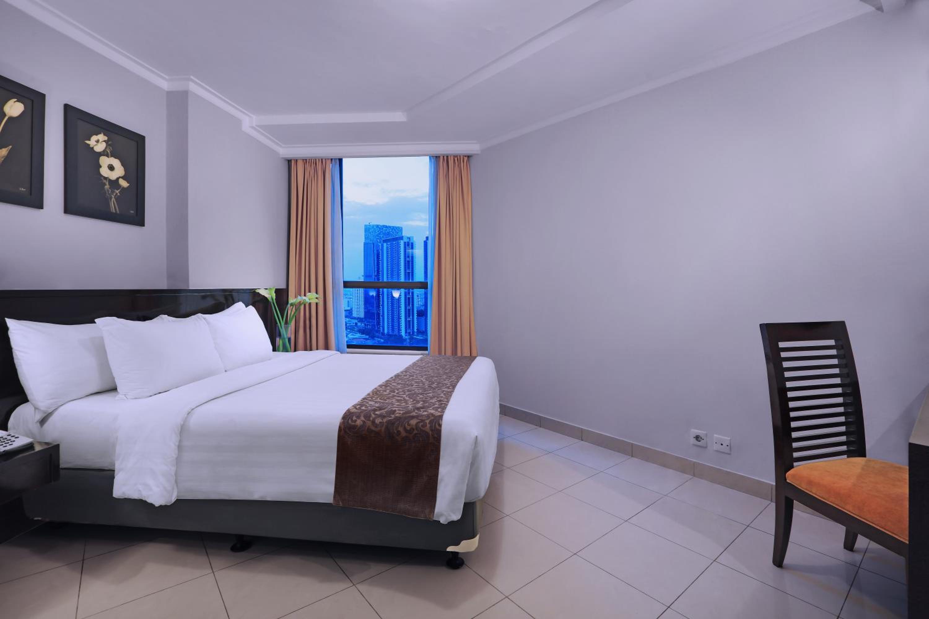Grand Executive - Photo 1