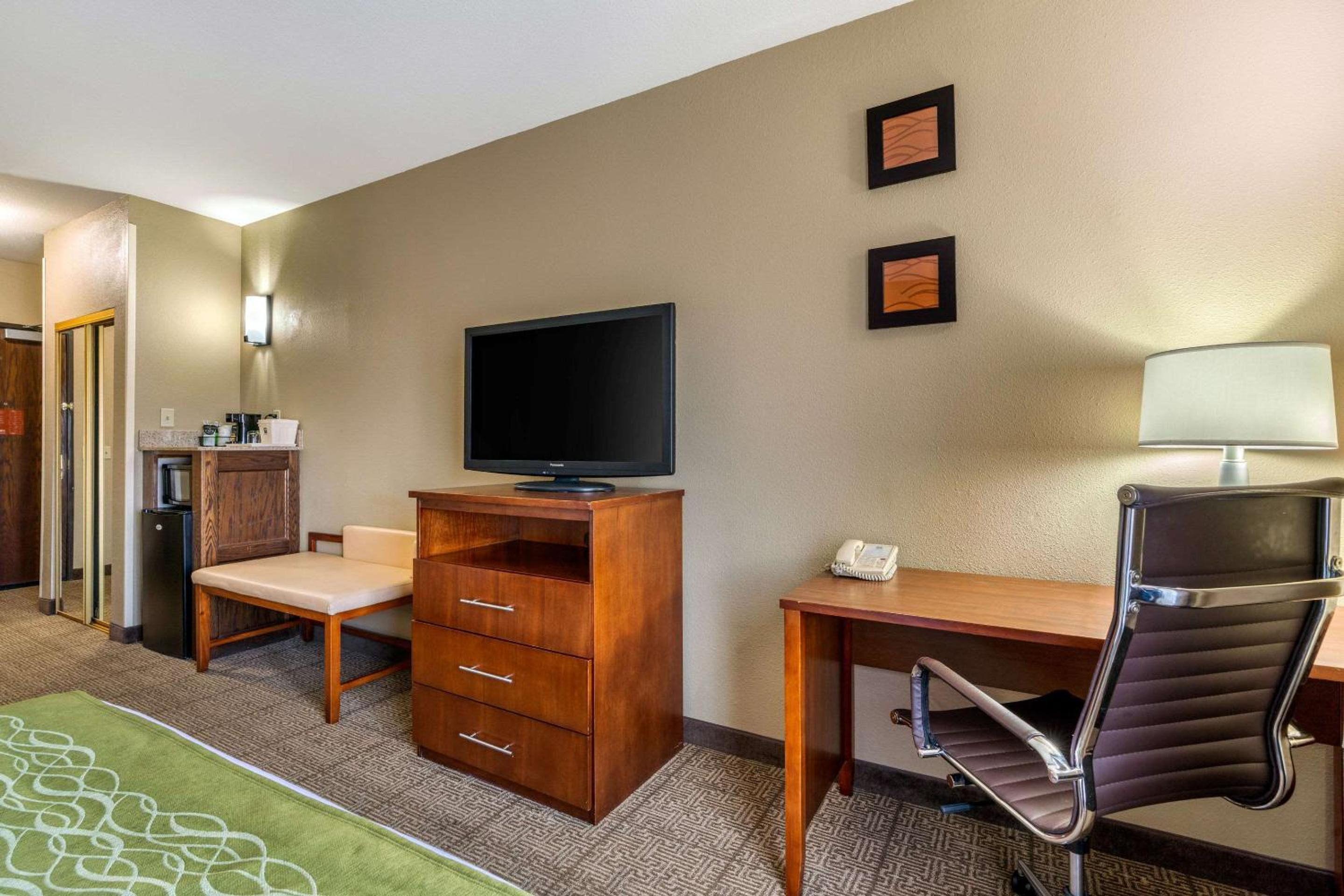 Queen Room with Two Queen Beds - Non-Smoking - Photo 3