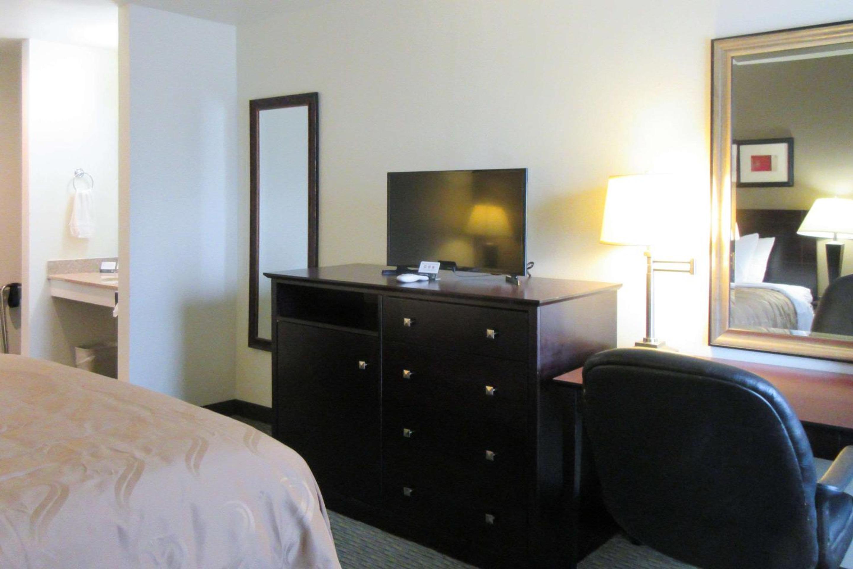 King Room - Non-Smoking - Photo 1