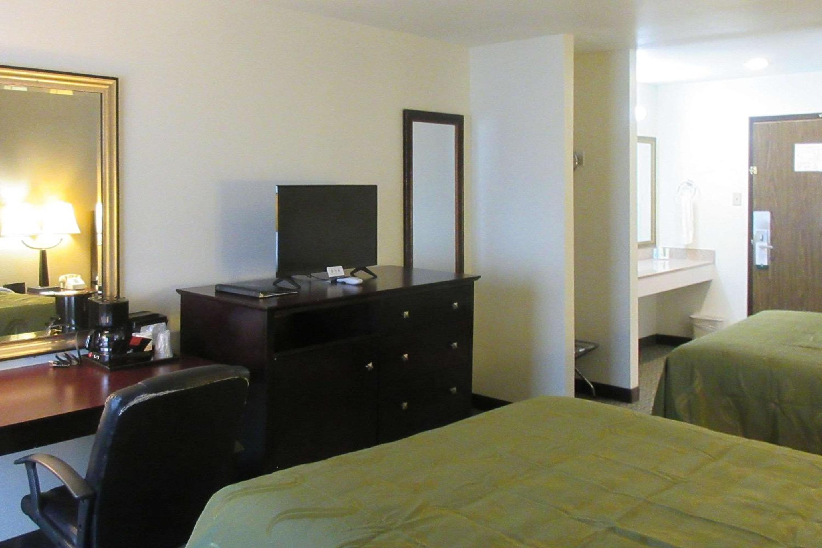 Queen Room with Two Queen Beds - Non-Smoking - Photo 1