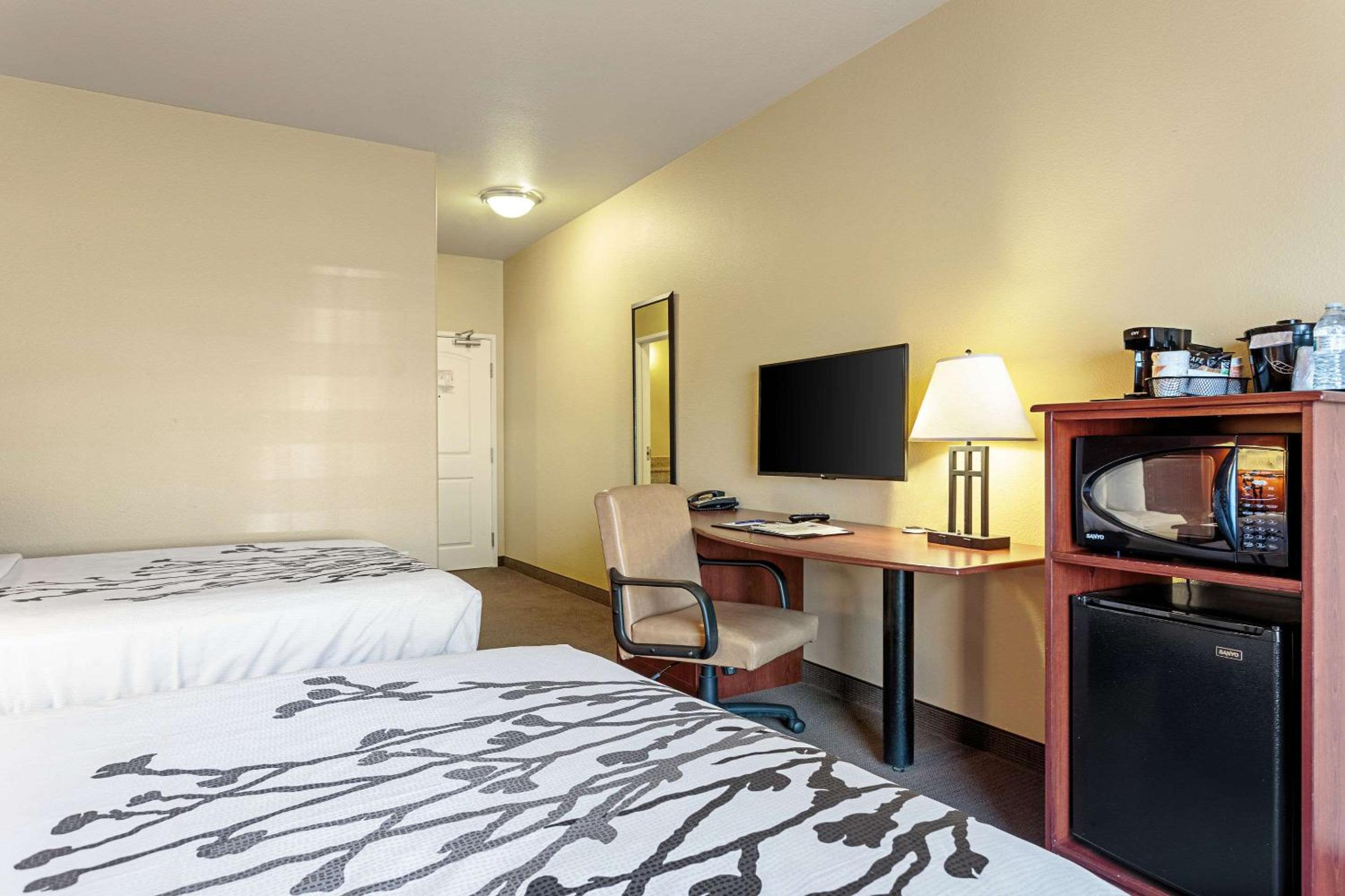 Queen Room with Two Queen Beds - Non-Smoking - Photo 1