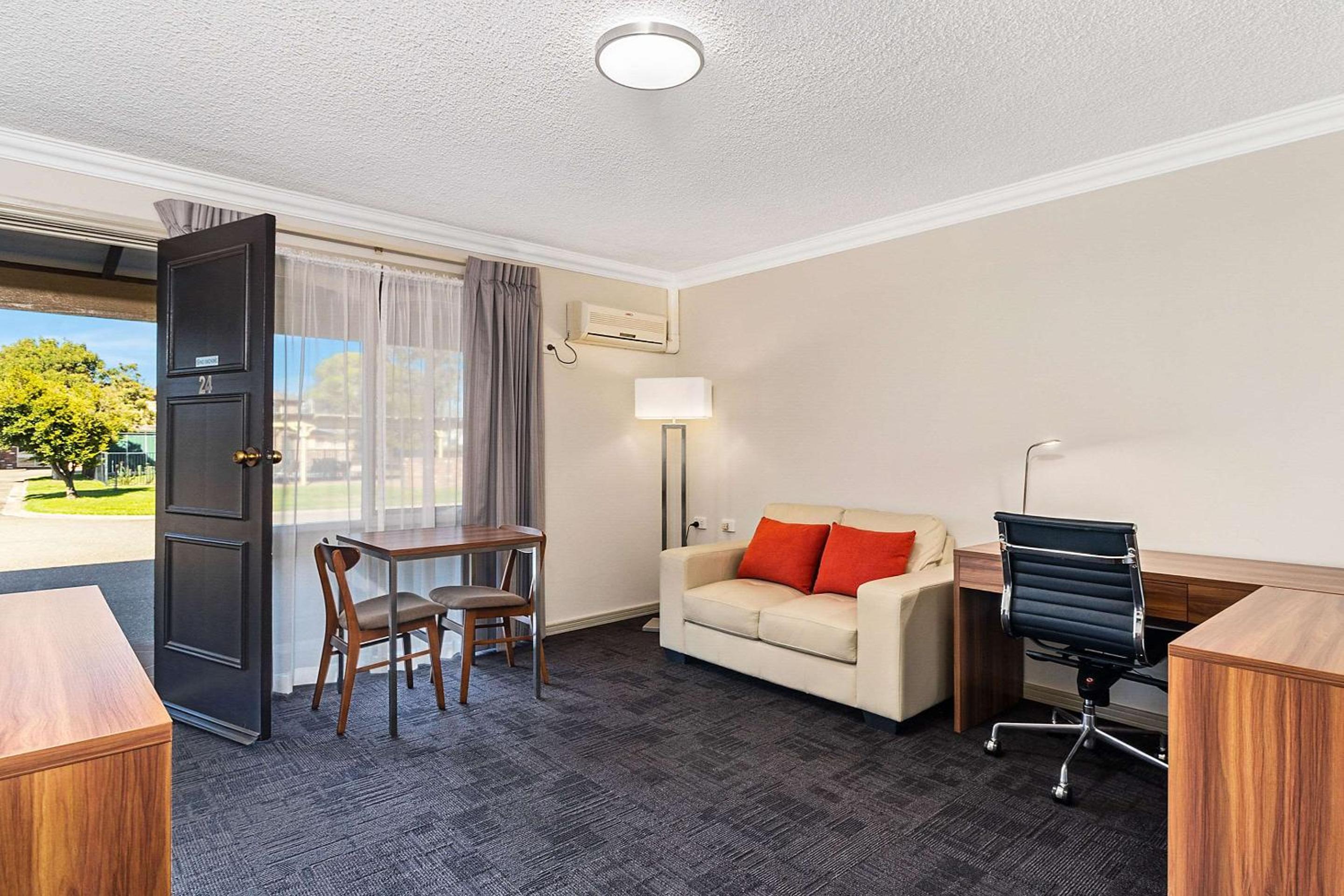 Executive King Suite - Non Smoking - Photo 3