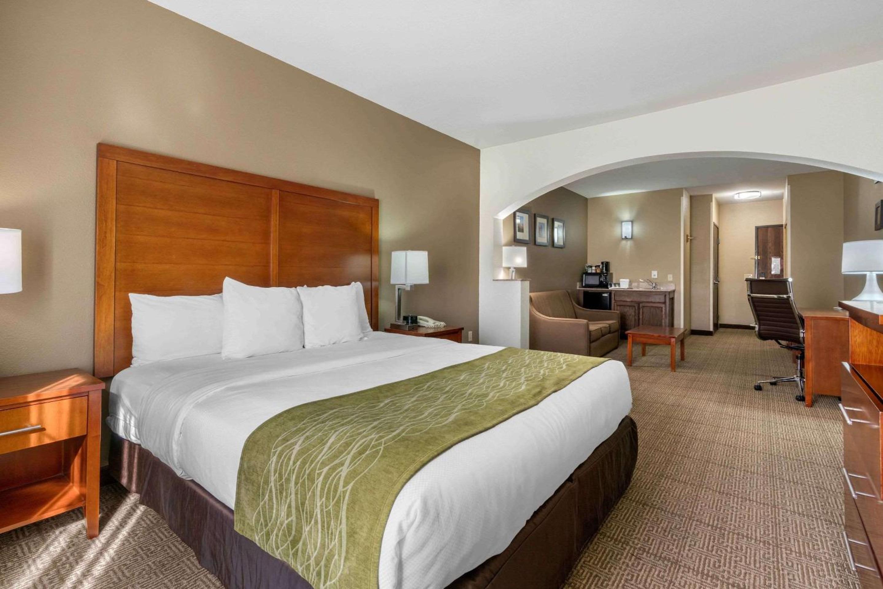 King Suite - Non-Smoking - Photo 4