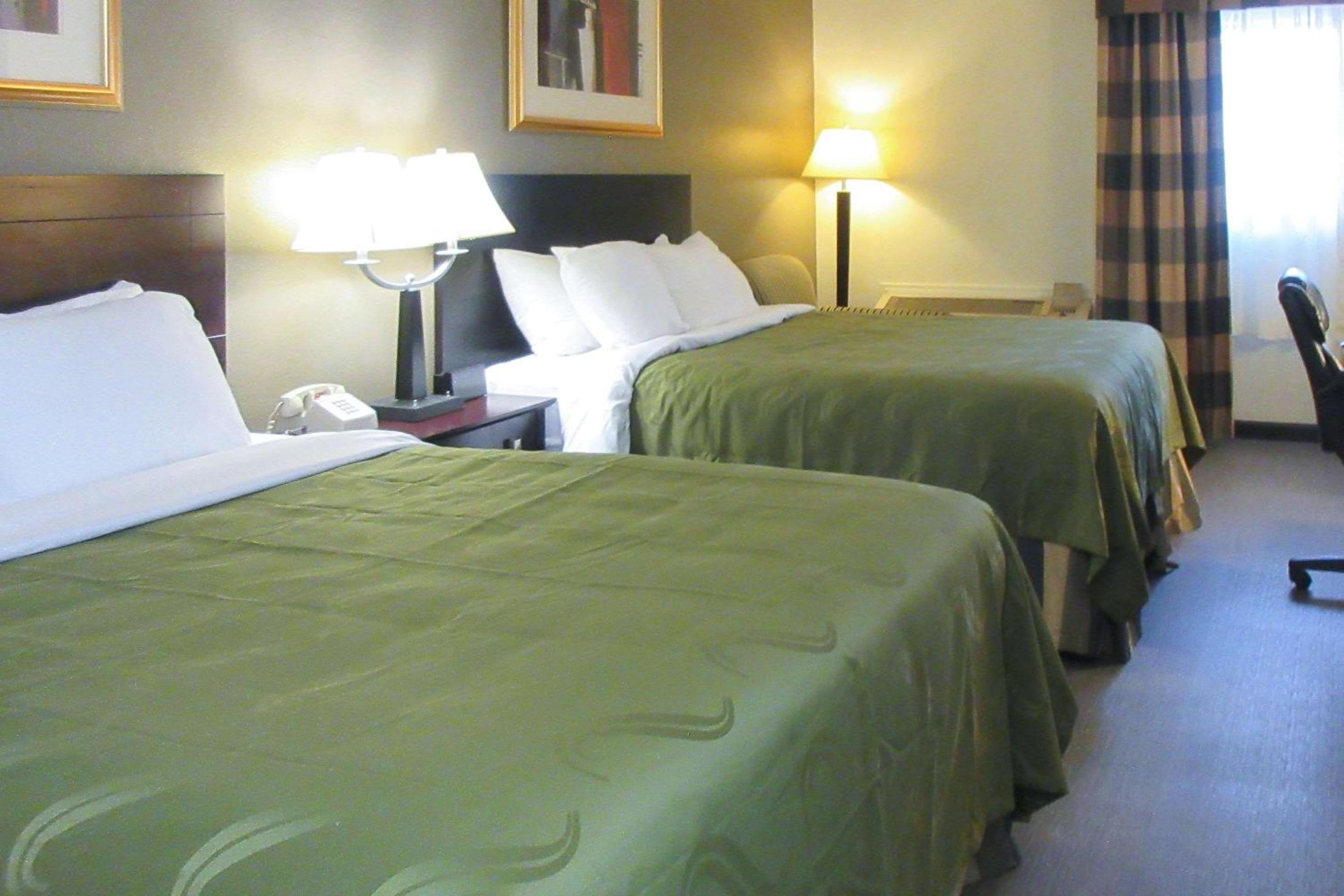 Queen Room with Two Queen Beds - Non-Smoking - Photo 3