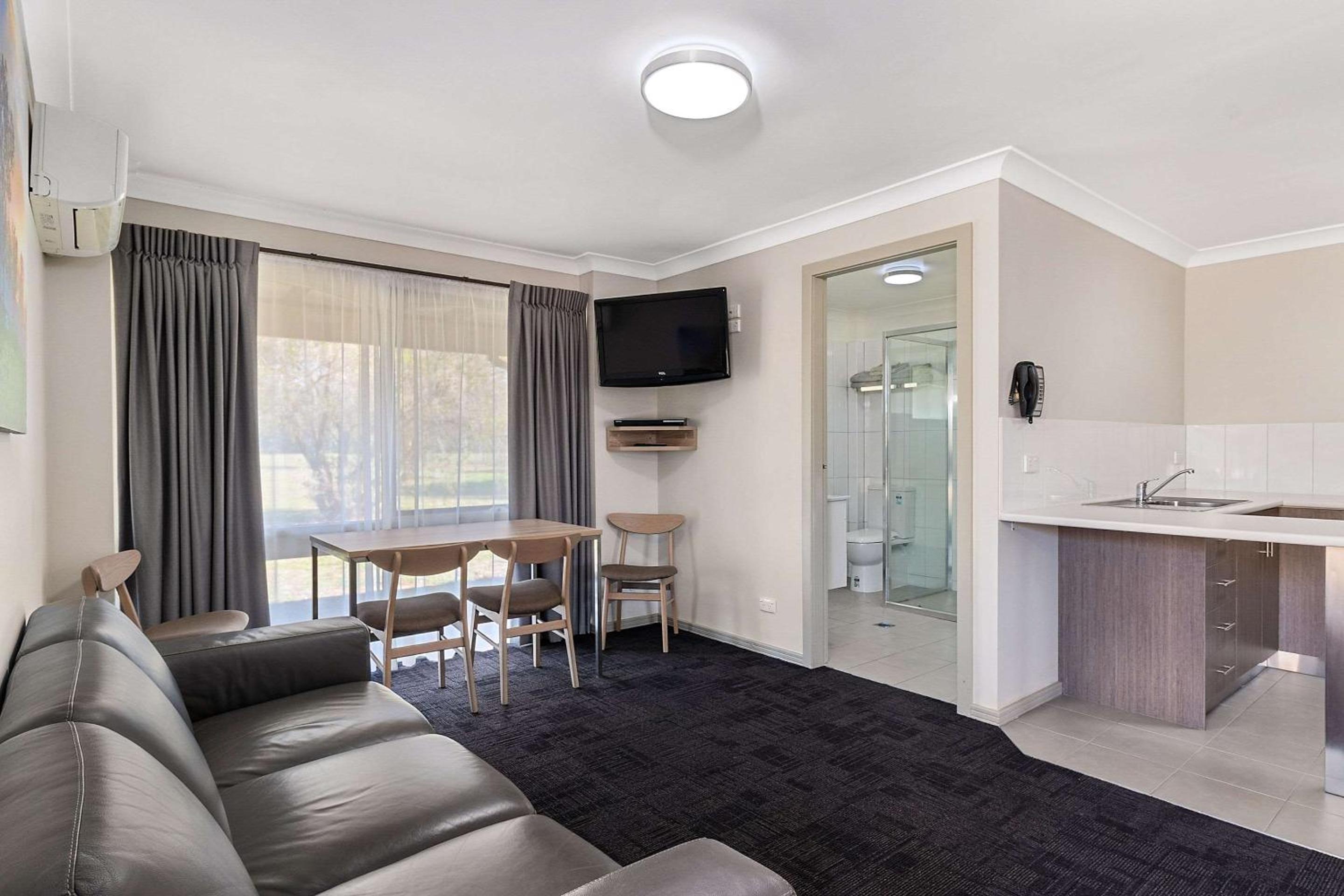 Two-Bedroom Apartment - Non Smoking - Photo 2