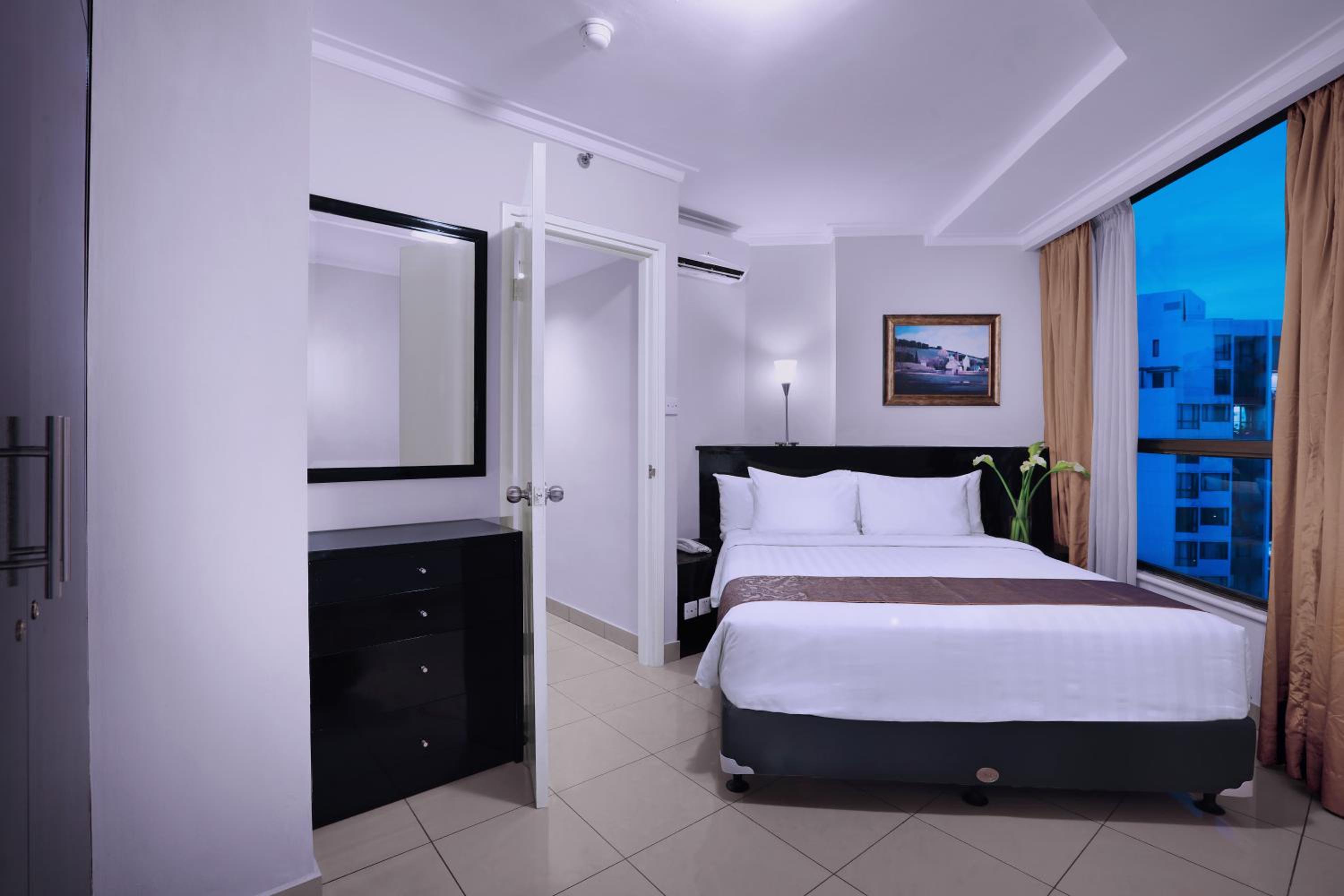 Business Suite - Photo 6