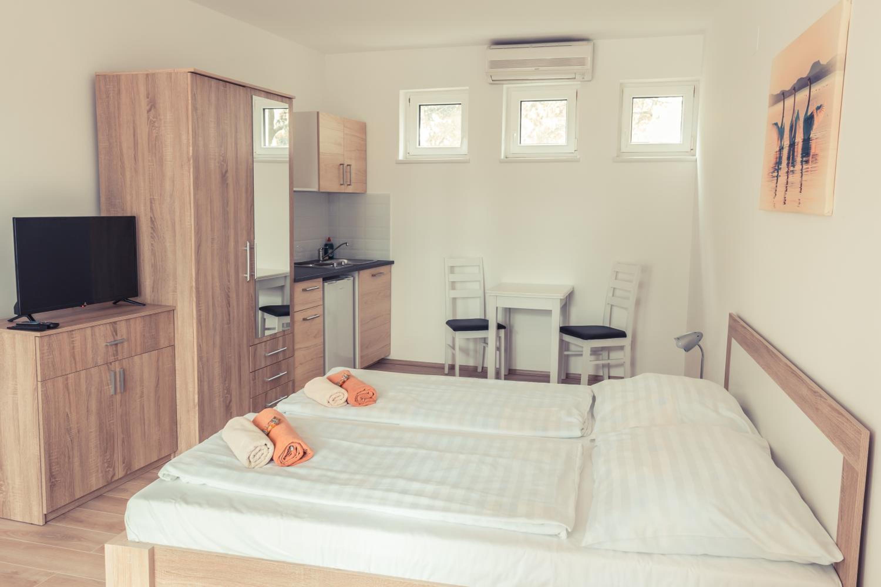 Studio Apartment - Photo 16