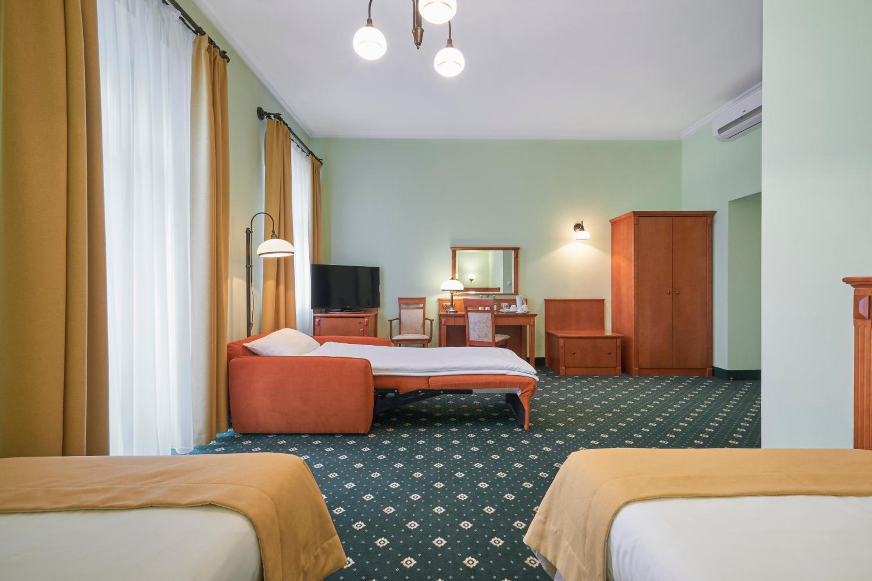 Premium Twin Room - Photo 2