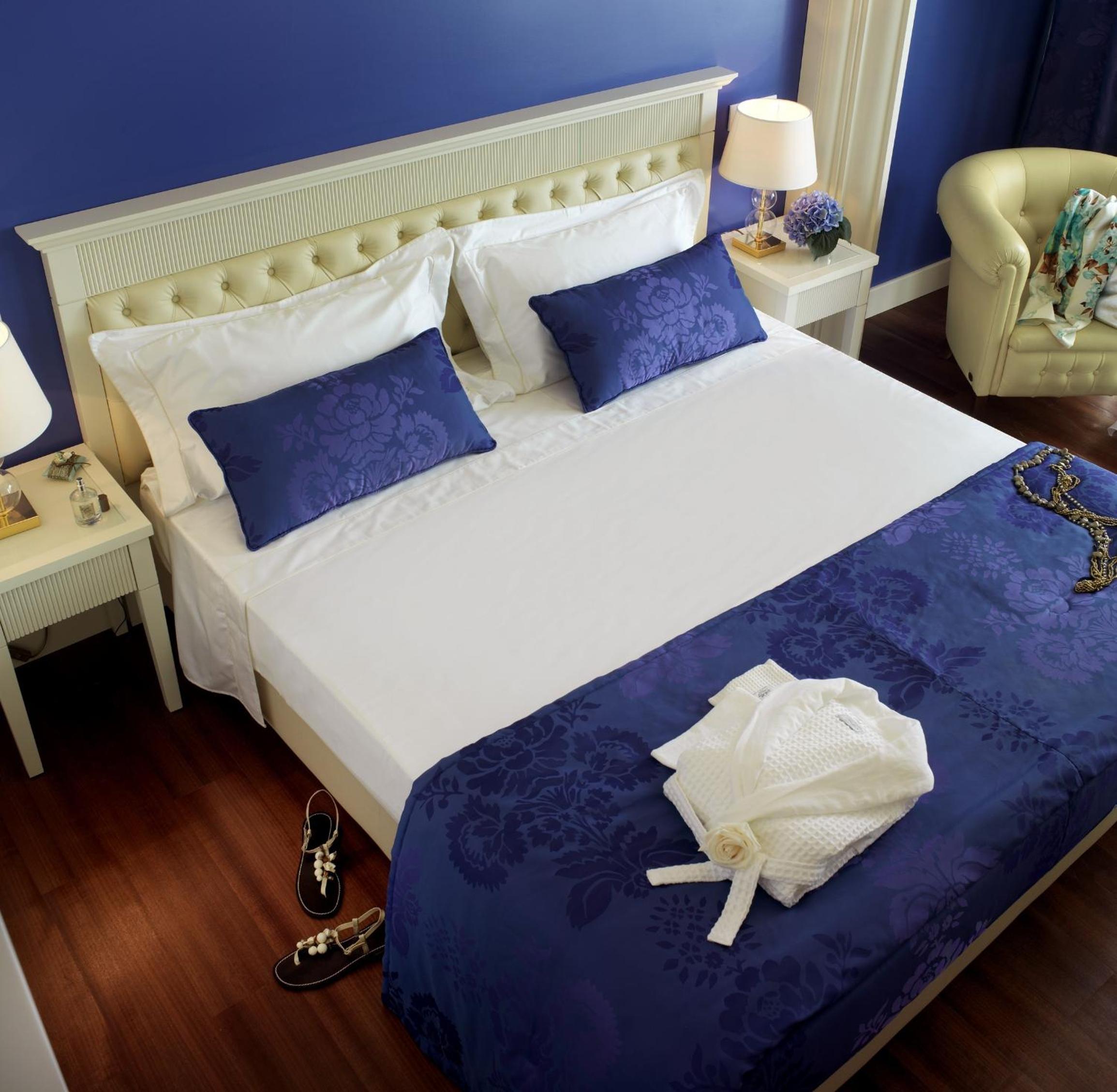 Double Room with Balcony - Photo 3