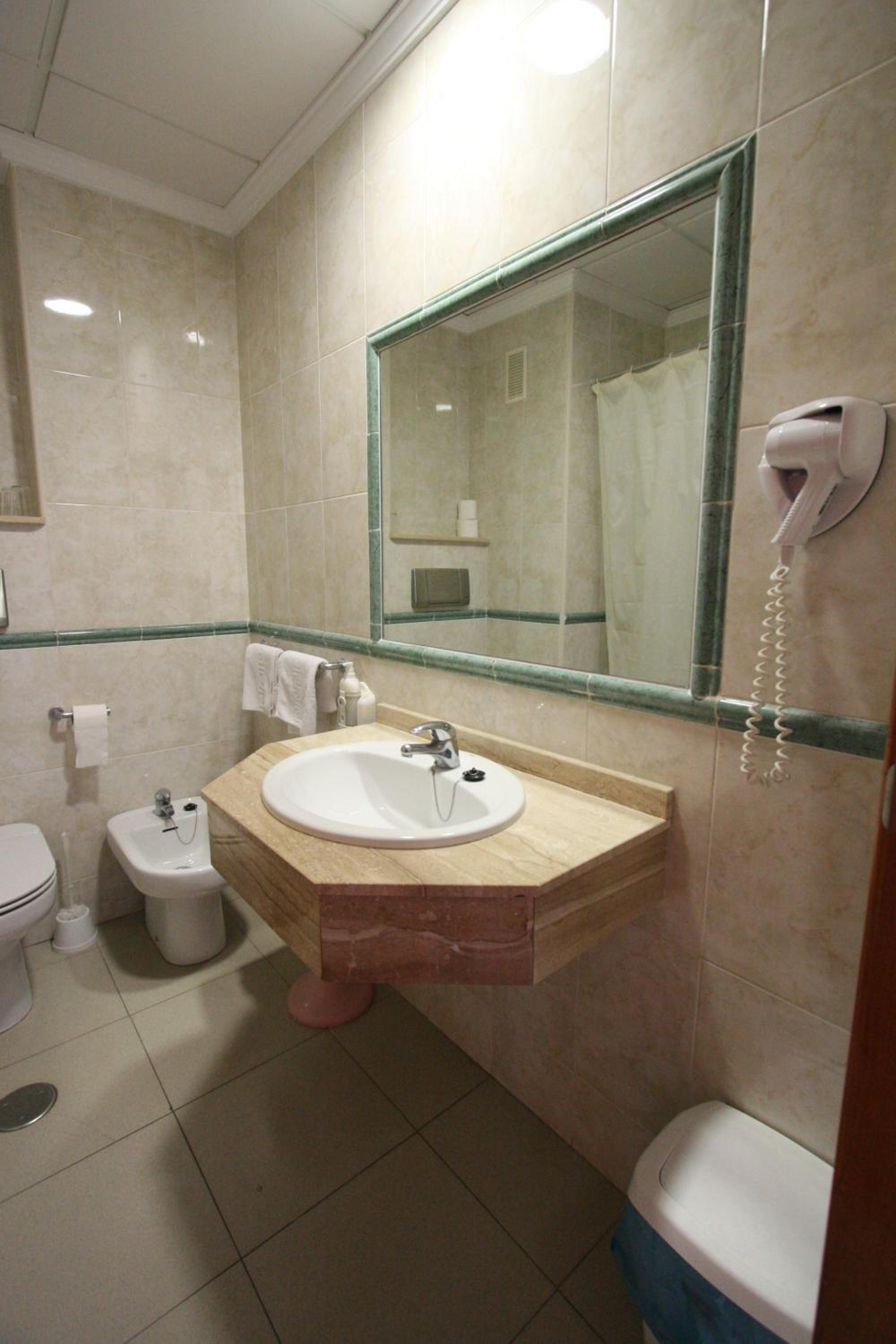 Double or Twin Room - Photo 5