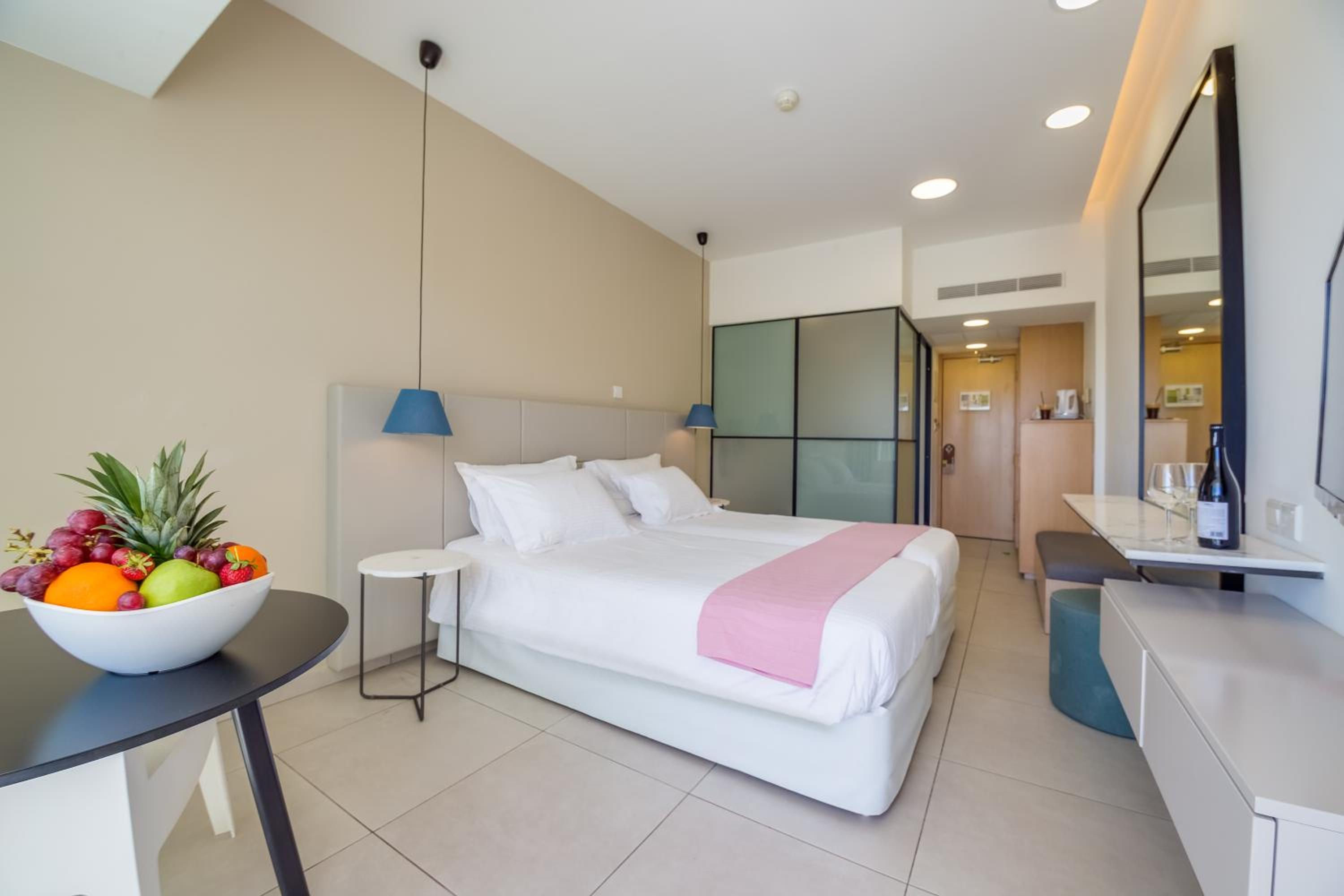 Superior Room with Side Sea View  - Photo 16
