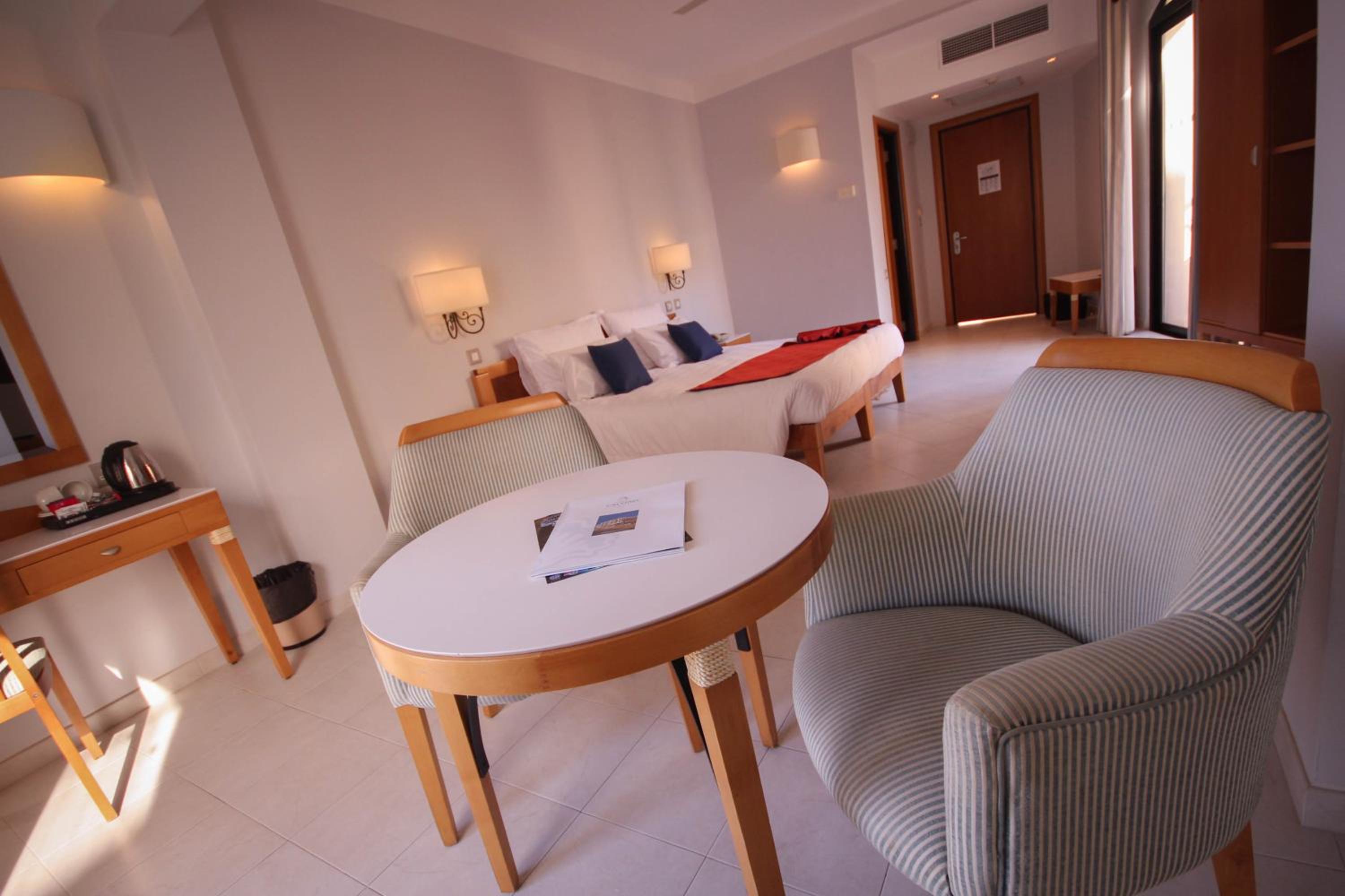 Double or Twin Room with Bay View - Photo 2