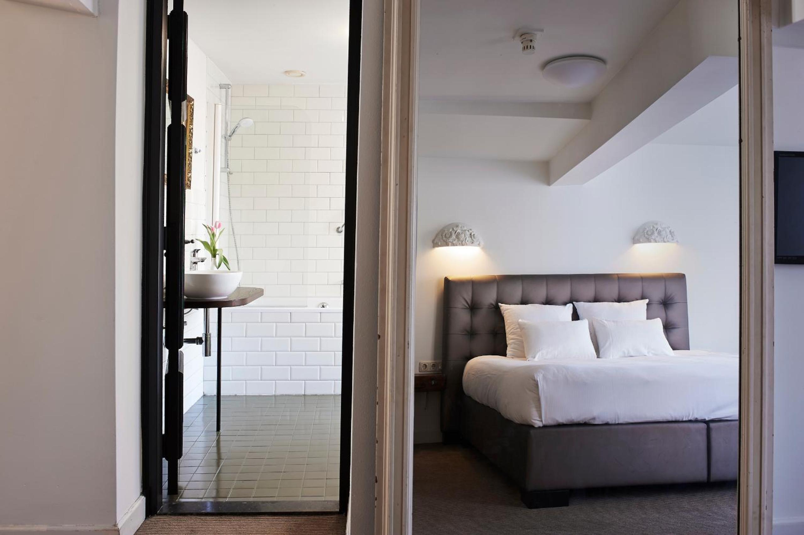 Deluxe Double Room with Bath photo 2