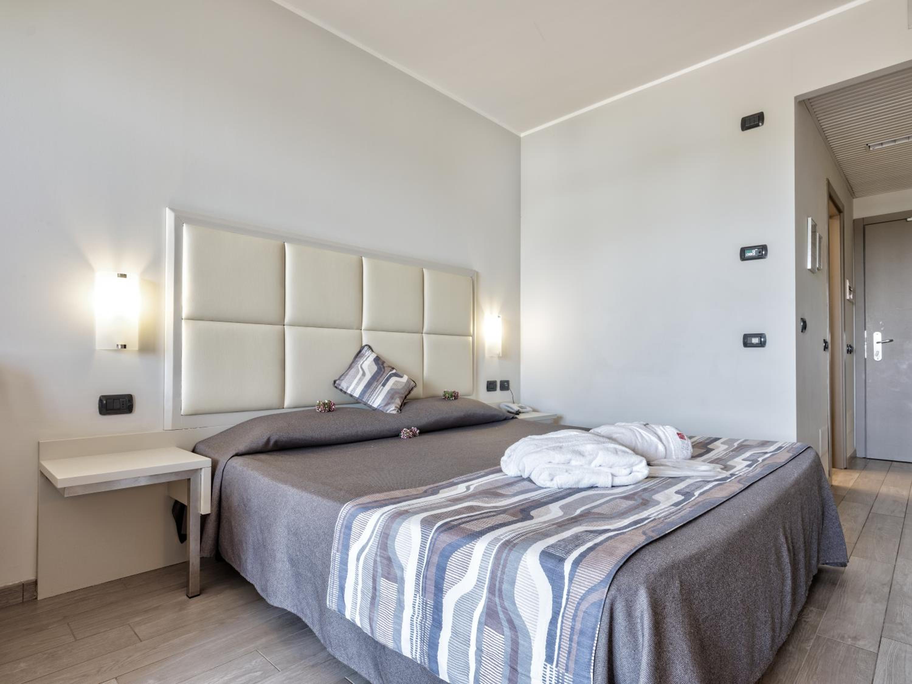 Double or Twin Room with Balcony - Photo 1
