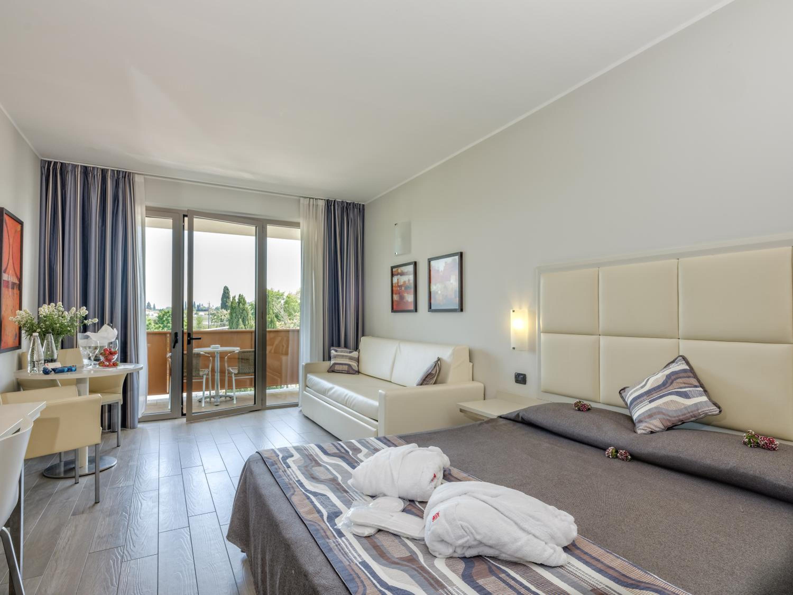 Double or Twin Room with Balcony - Photo 3