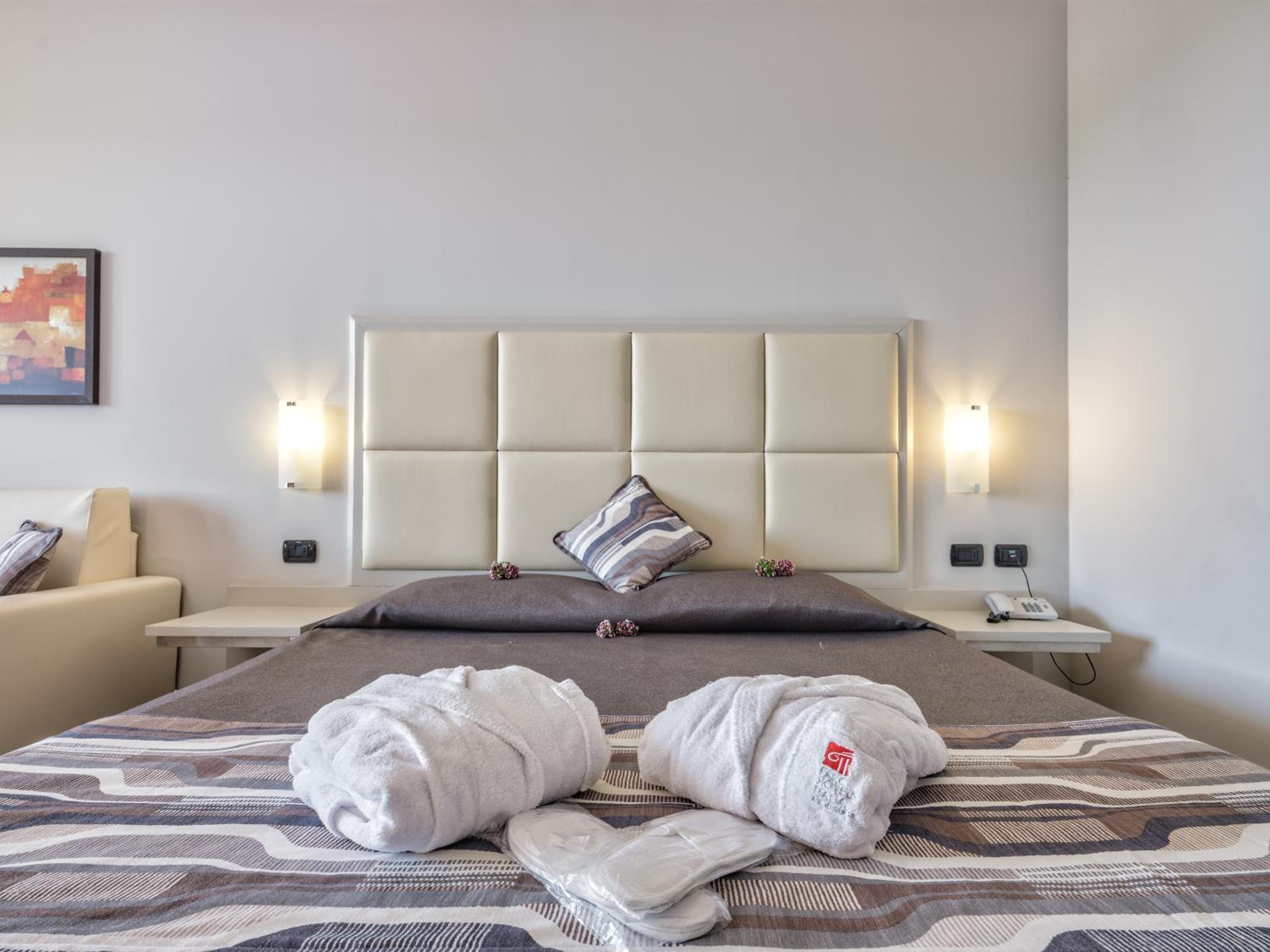 Double or Twin Room with Balcony - Photo 2