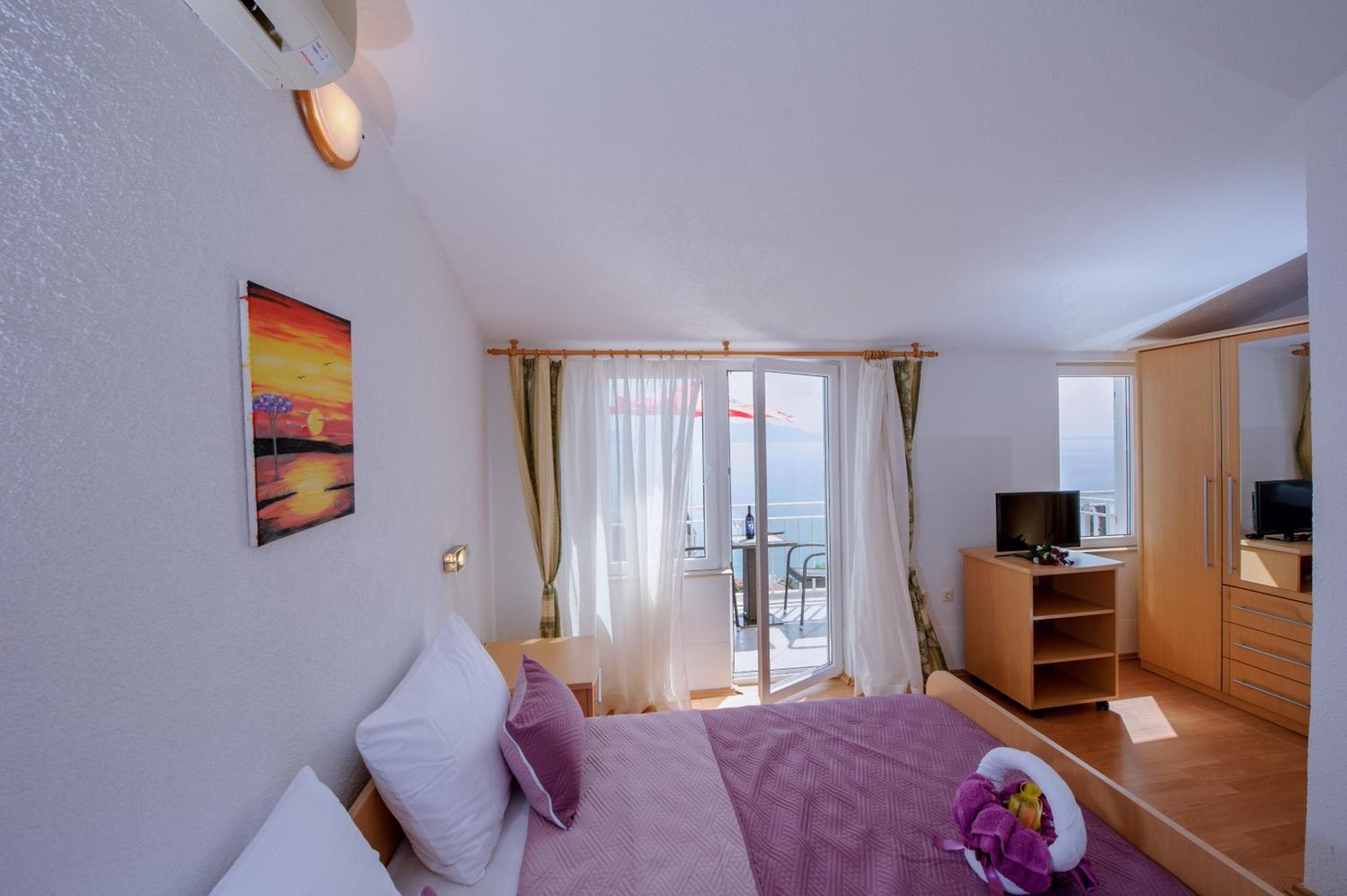 Double Room with Balcony and Sea View - Photo 12