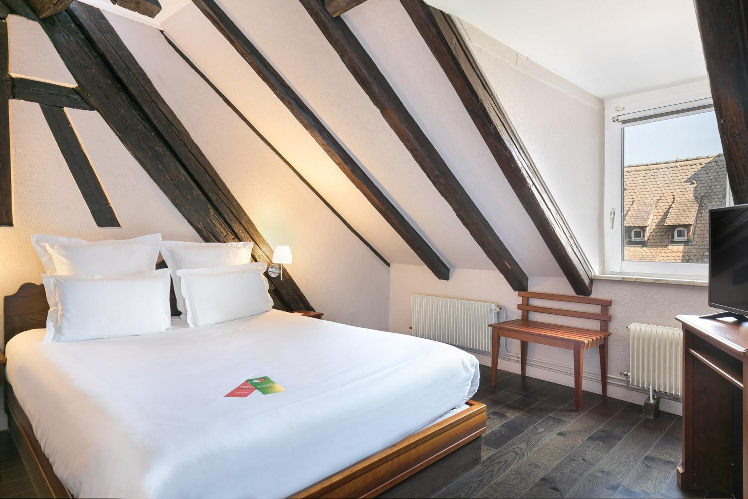 Deluxe Room thumbnail 5