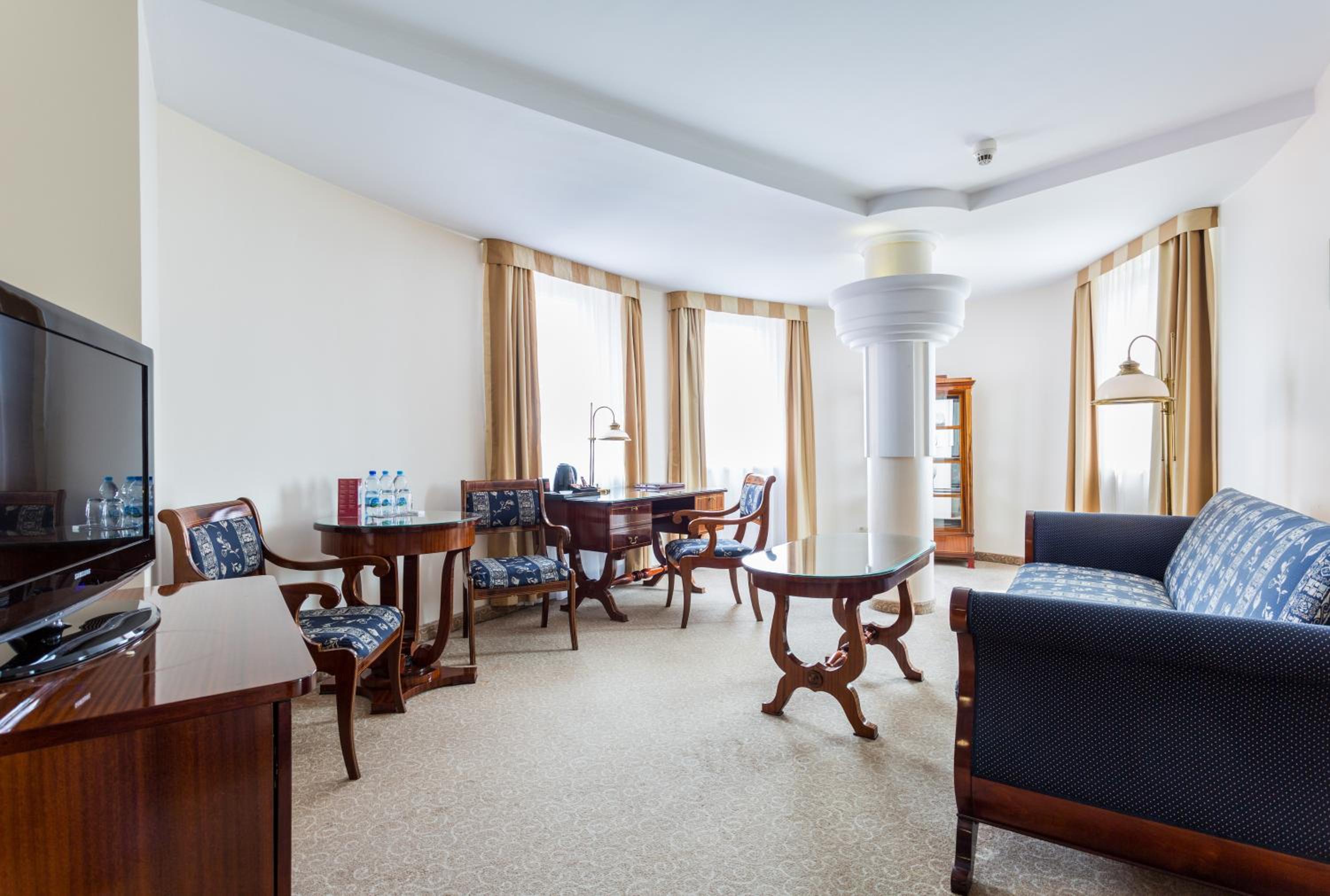 One-Bedroom Apartment - Photo 2