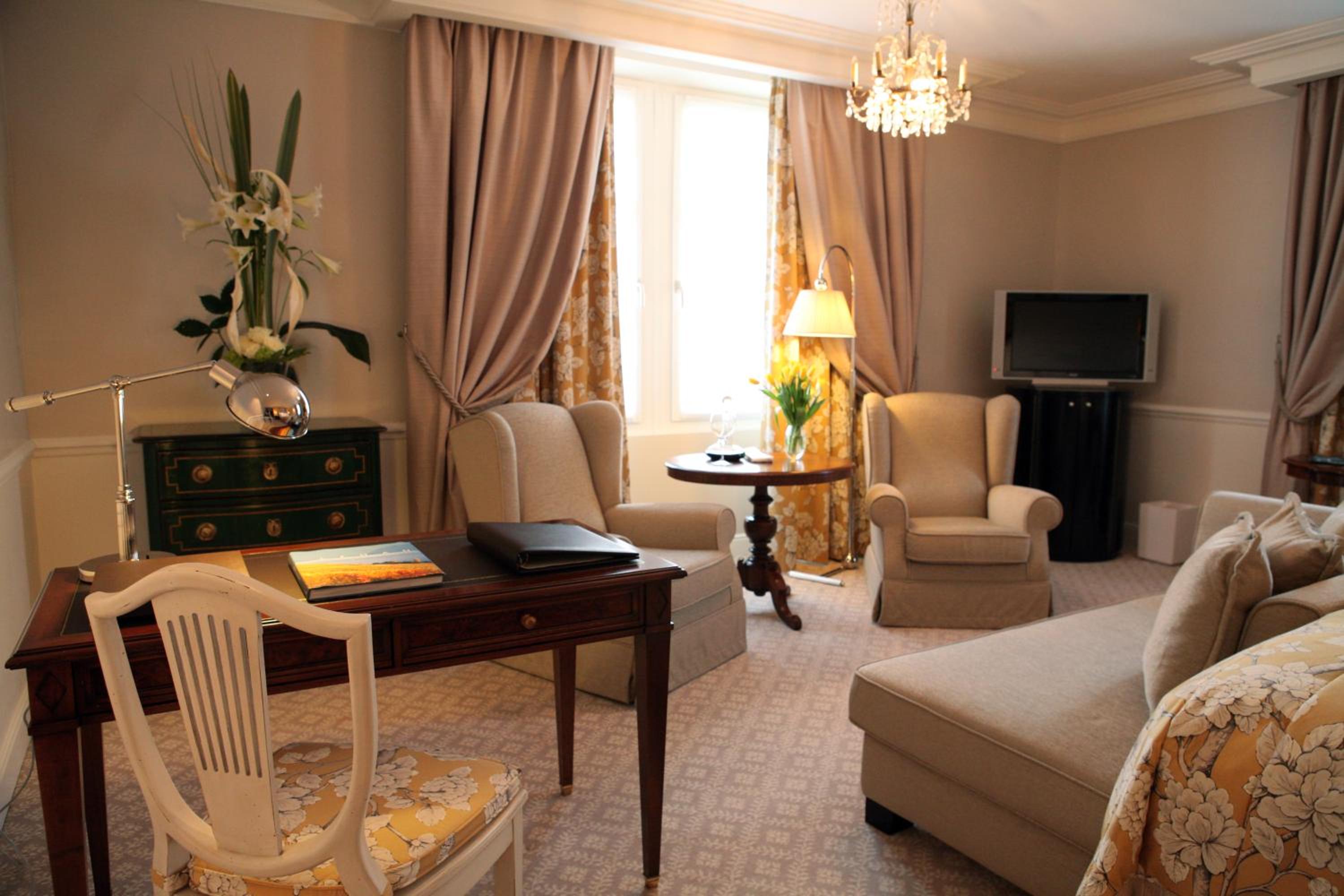 Junior Suite with City View - Photo 1