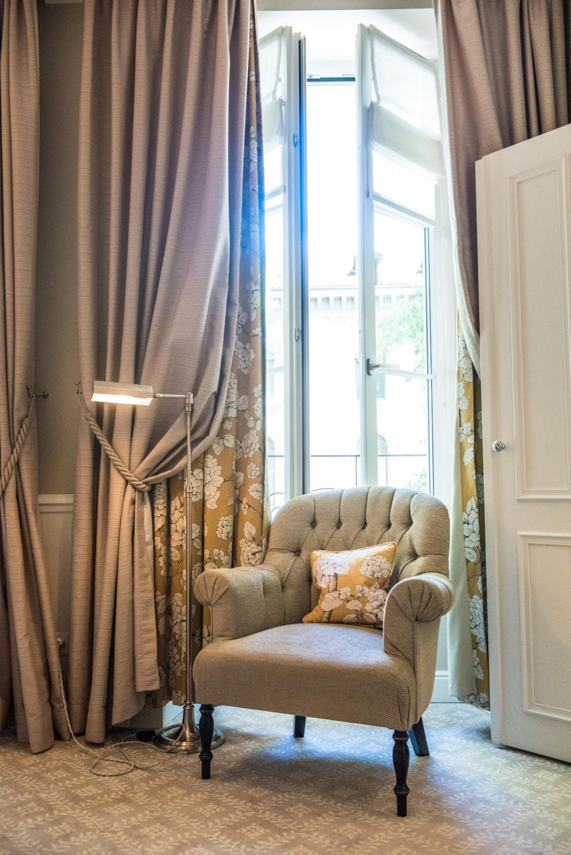 Deluxe Room with City View - Photo 4