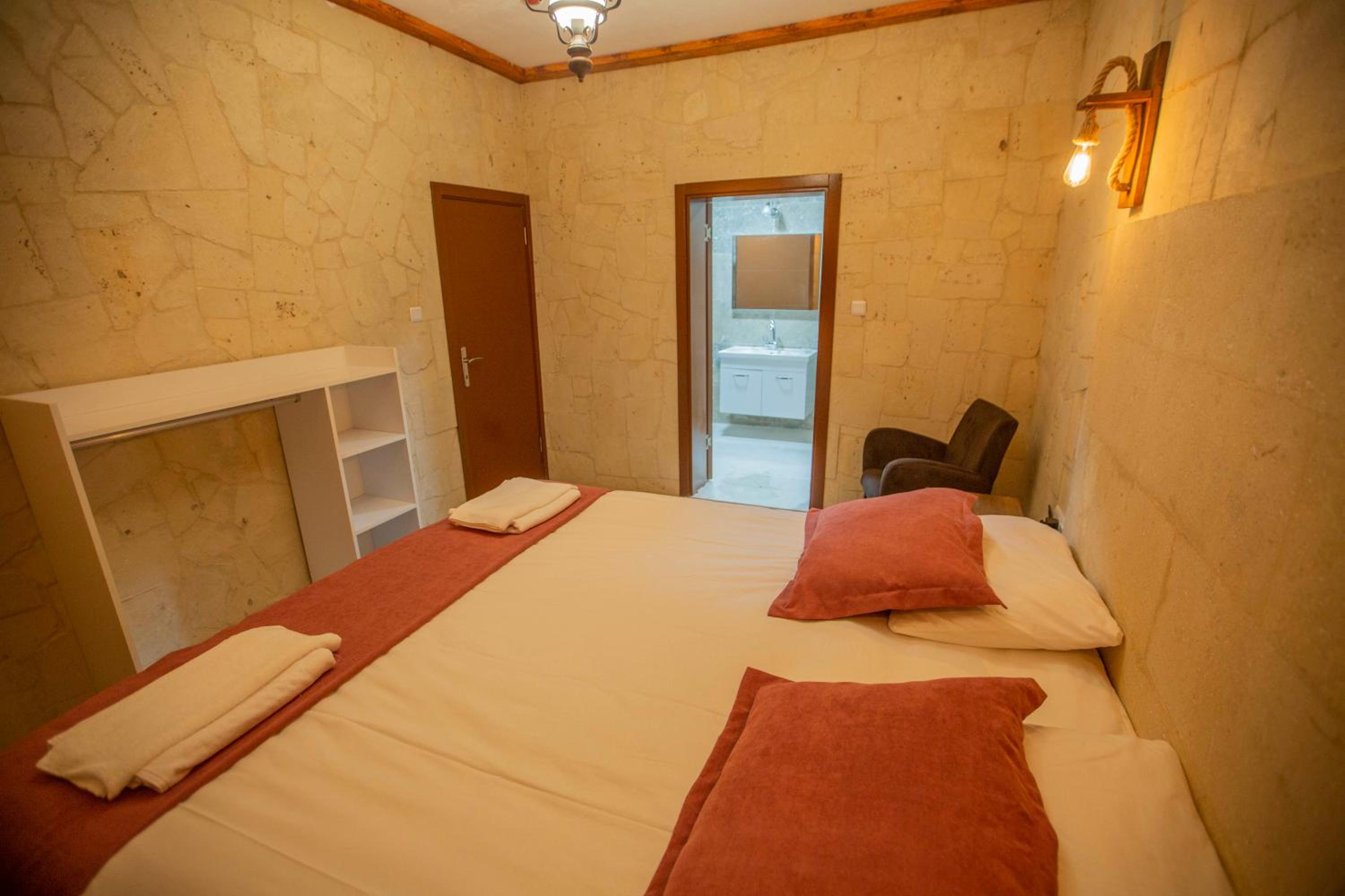 Standard Double Room - Photo 10