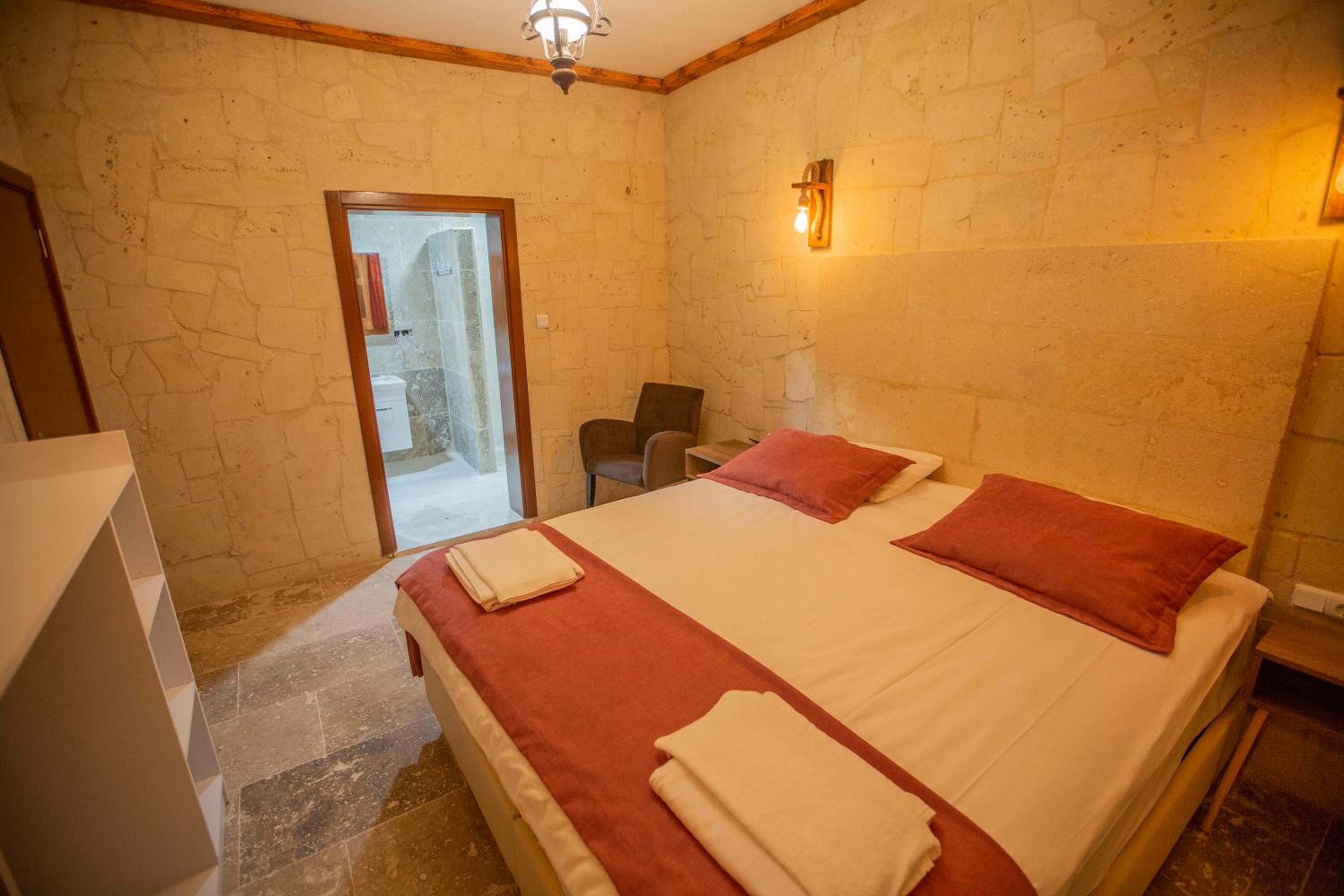 Standard Double Room - Photo 9