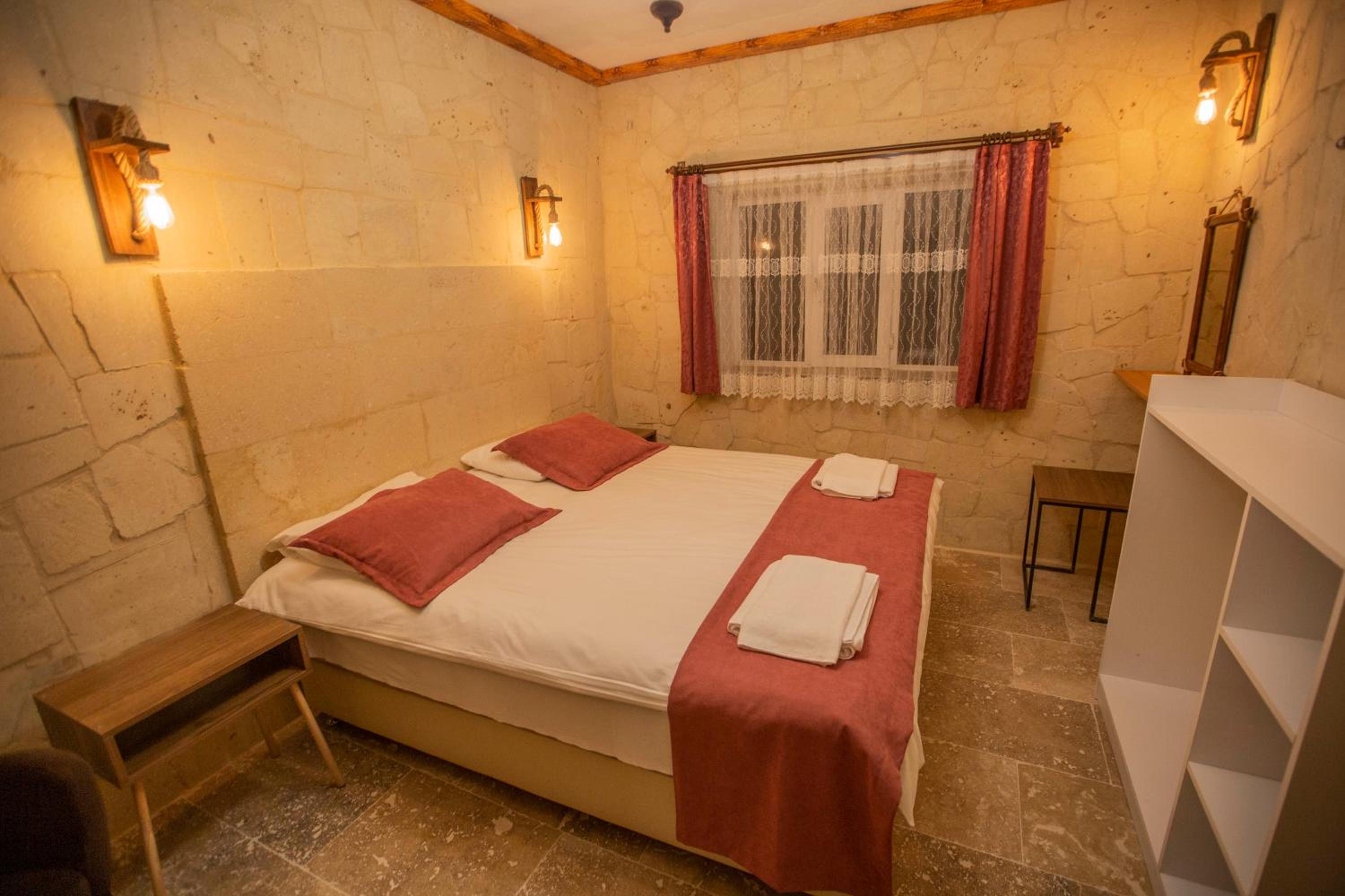 Standard Double Room - Photo 8