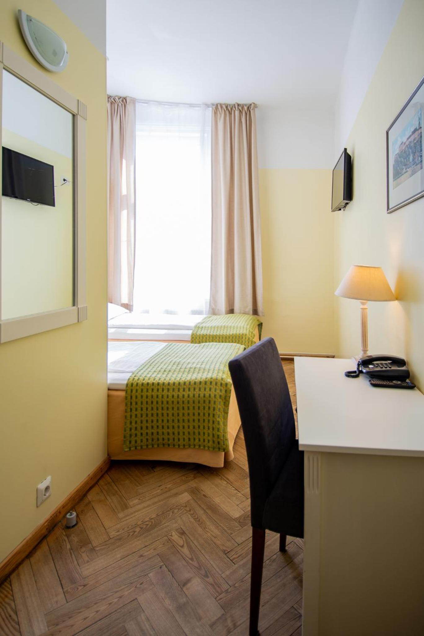 Economy Twin Room photo 3