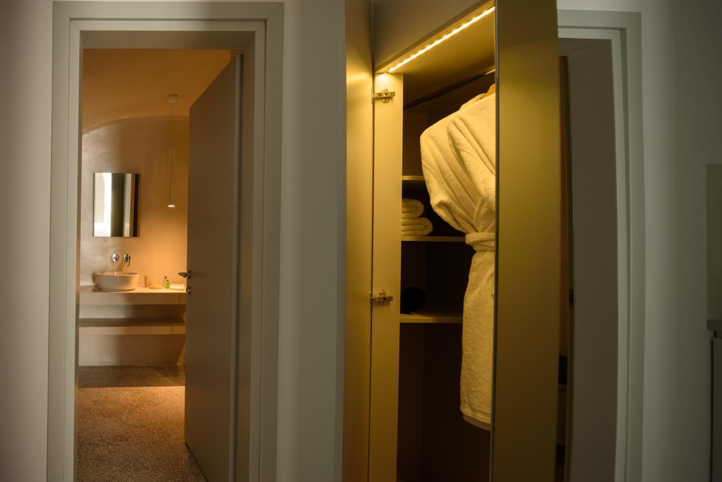 Majestic Suite with private outdoor heated plunge pool and Caldera view - Photo 6