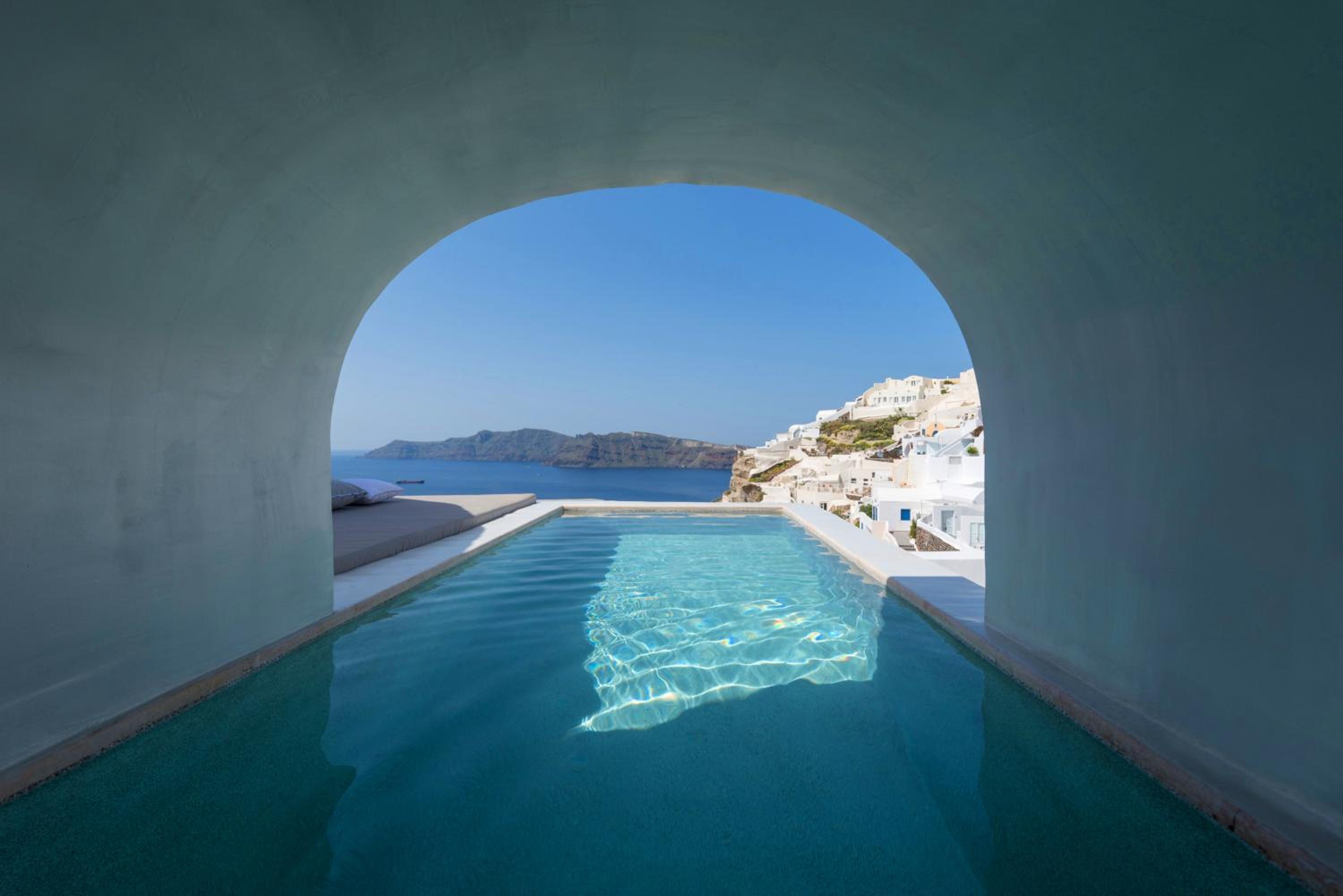 Majestic Suite with private outdoor heated plunge pool and Caldera view - Photo 10