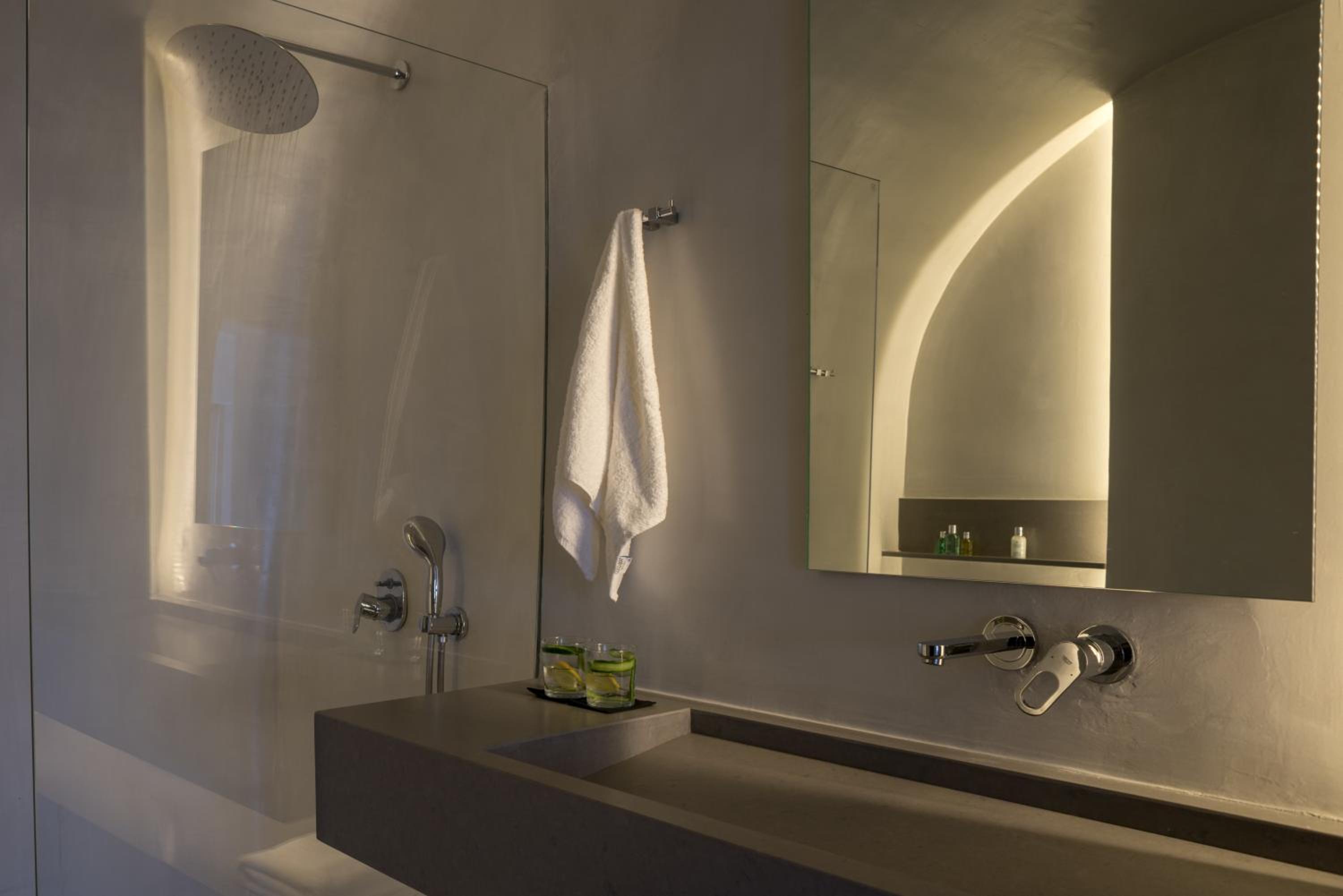 Echoes Suite with private outdoor heated plunge pool- semi outdoor hot tub and Caldera View photo 3
