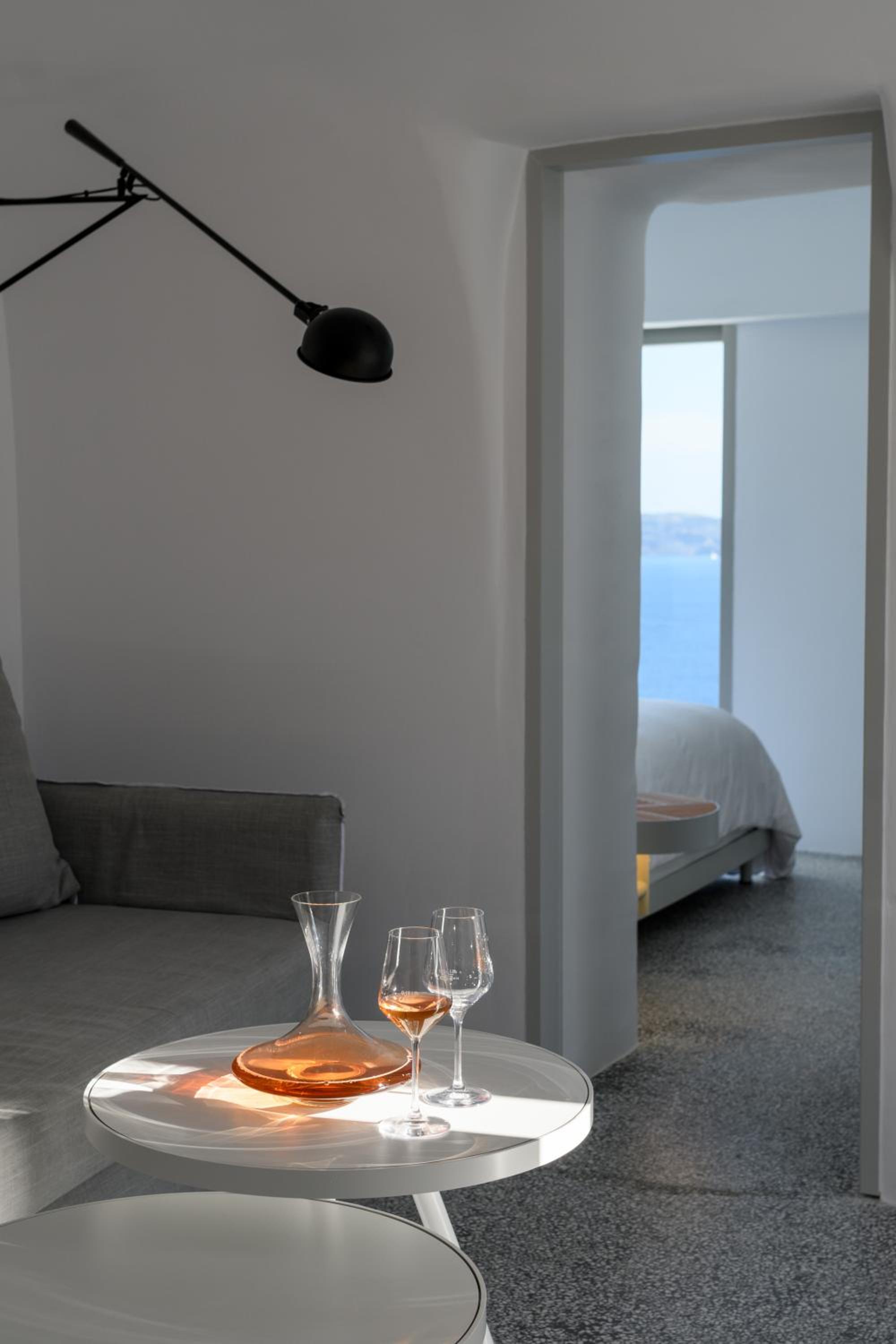 Echoes Suite with private outdoor heated plunge pool- semi outdoor hot tub and Caldera View