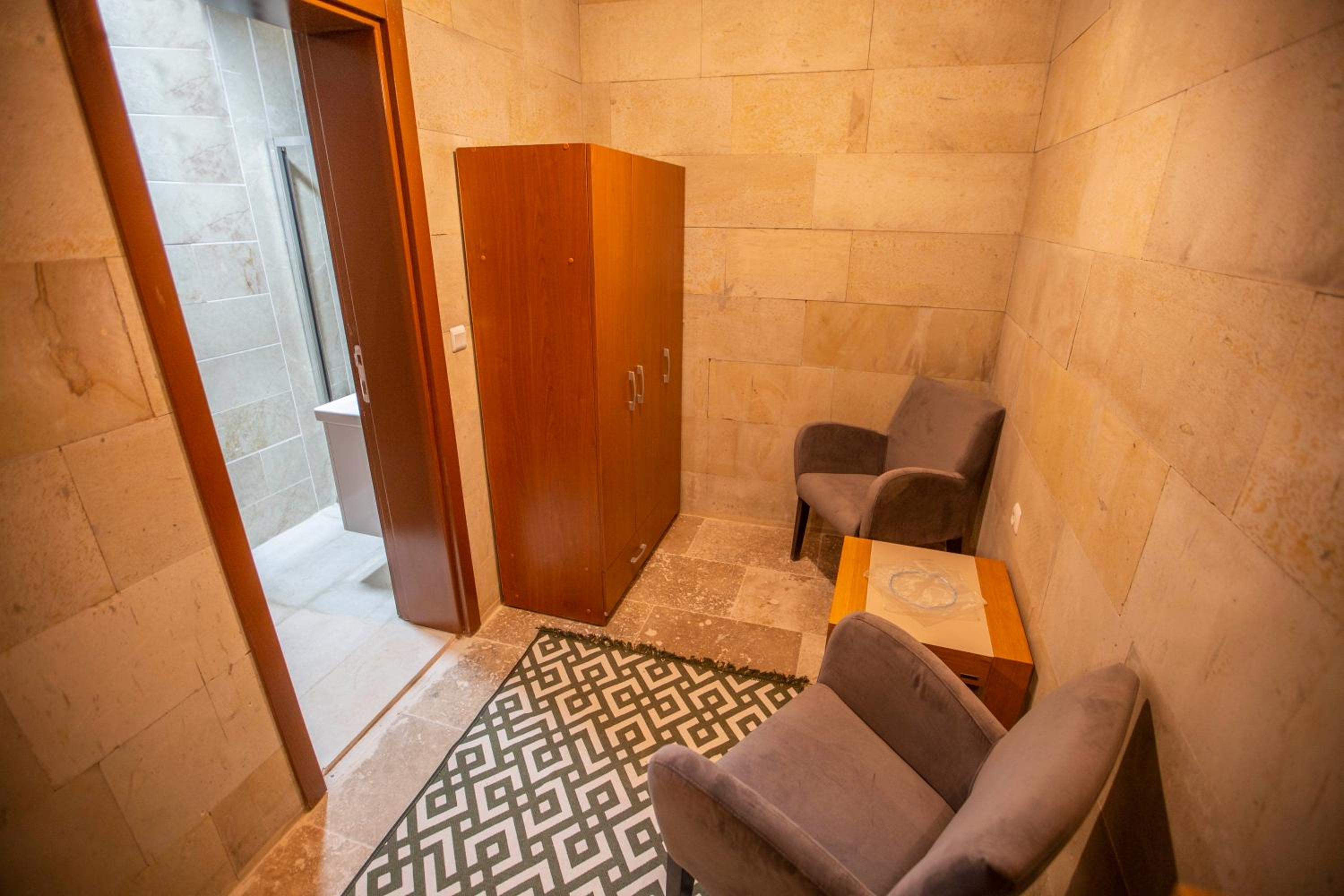 Economy Double Room - Photo 9