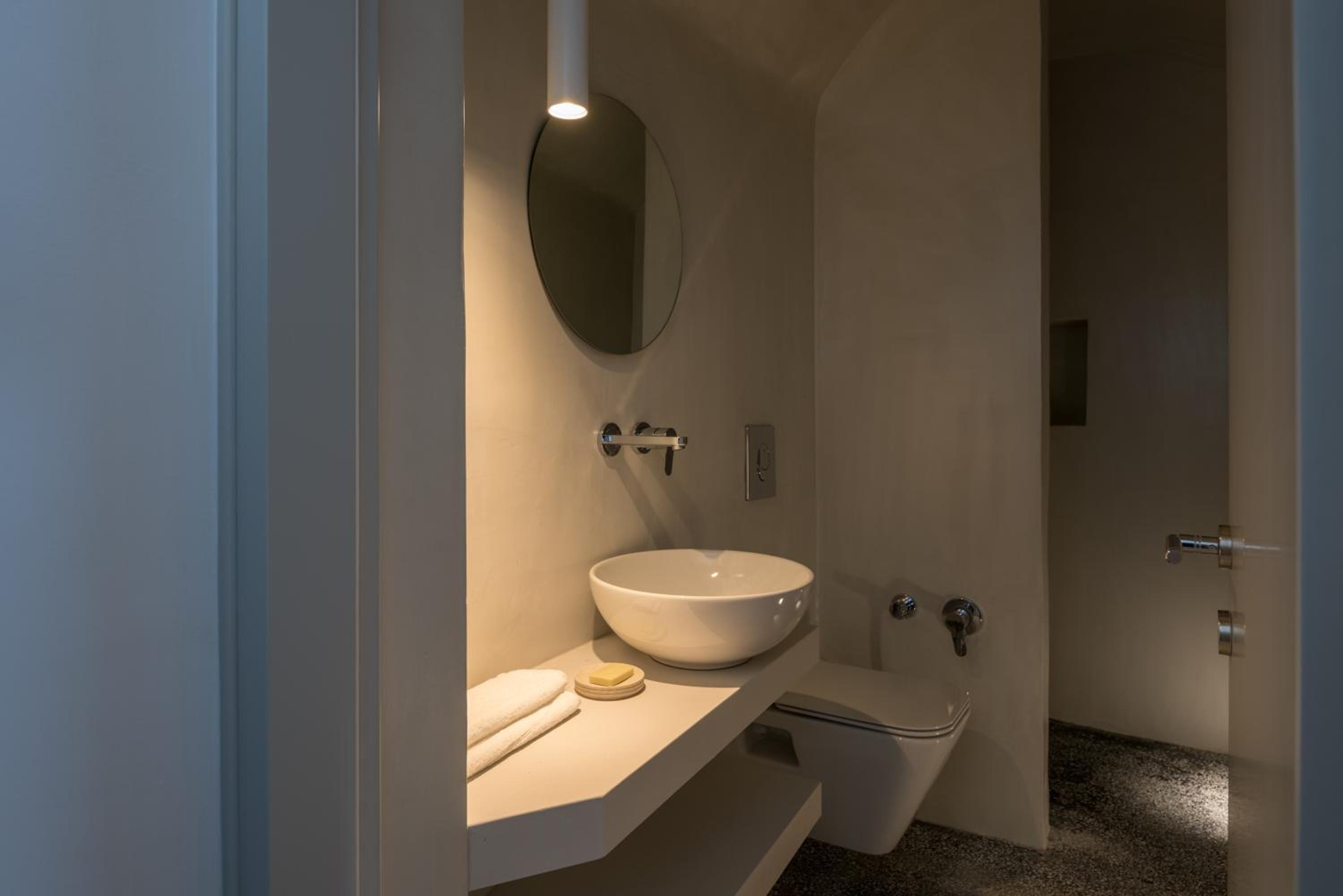 Grand Suite with private outdoor infinity pool and Caldera View photo 3