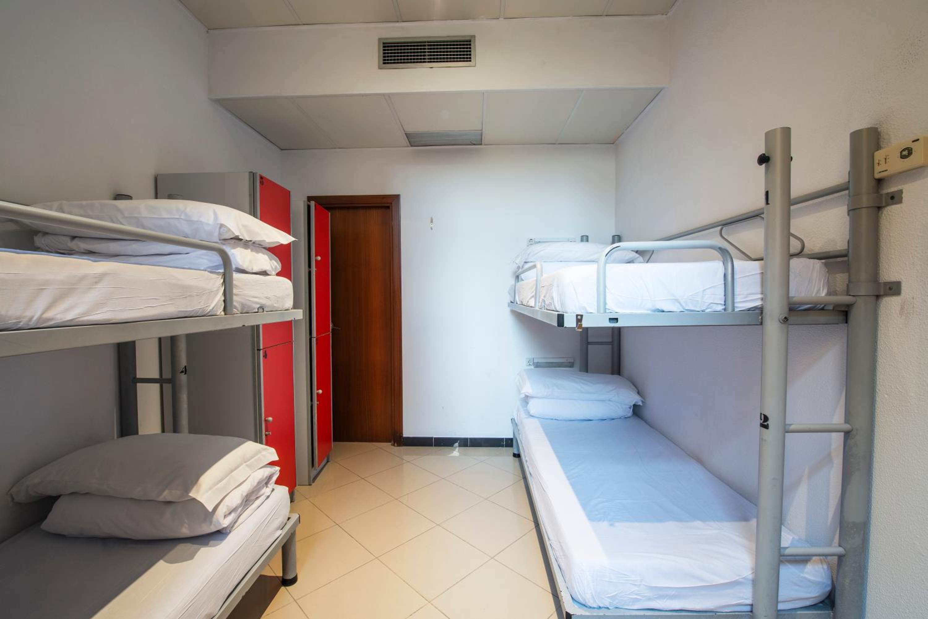 Cama en Dormitorio Mixto de 4 Camas con Baño Compartido
